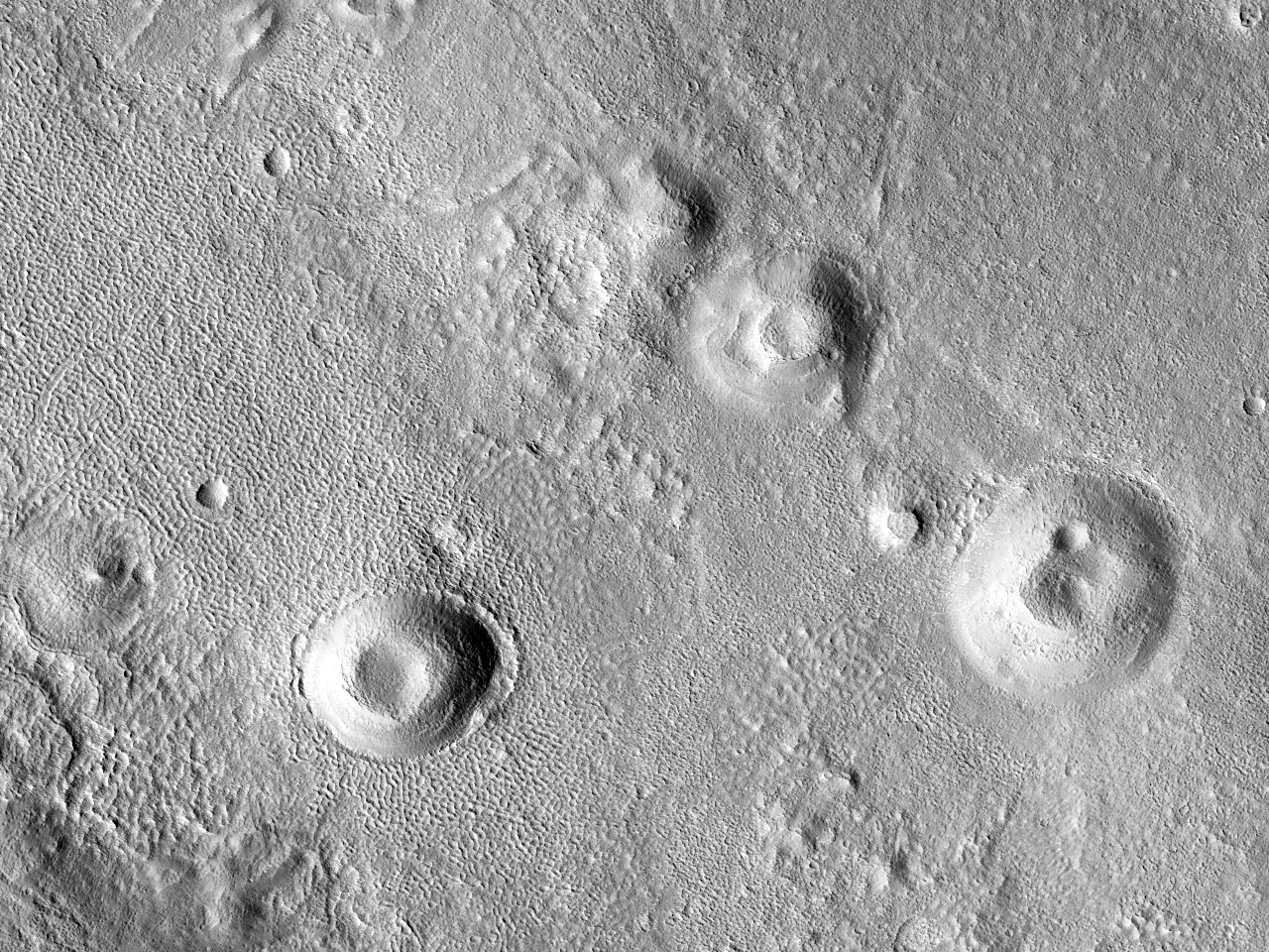 Kratery stożkowe niedaleko rowów Galaxias