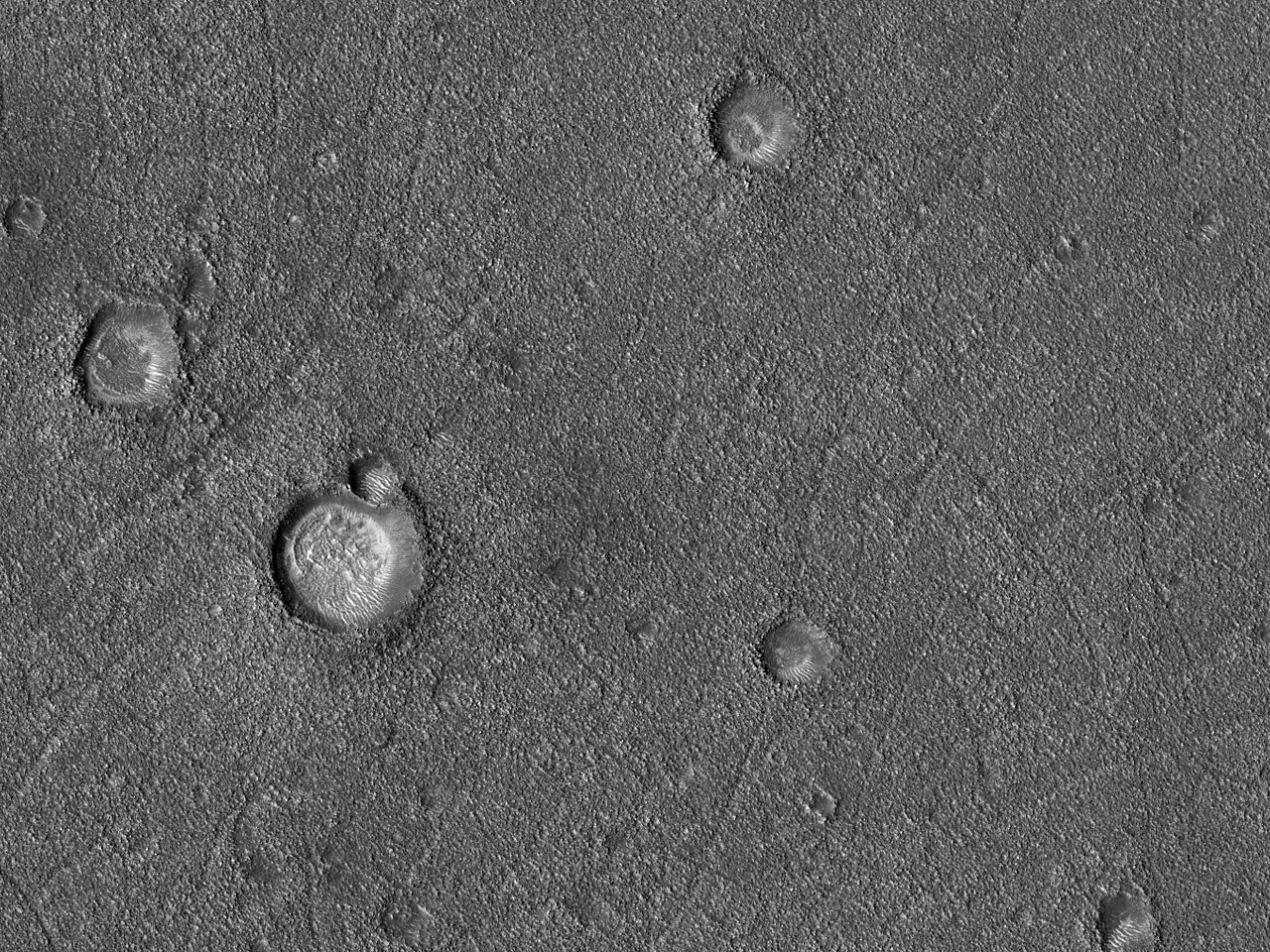 在阿卡迪亚平原的古老环形山 (Arcadia Planitia)