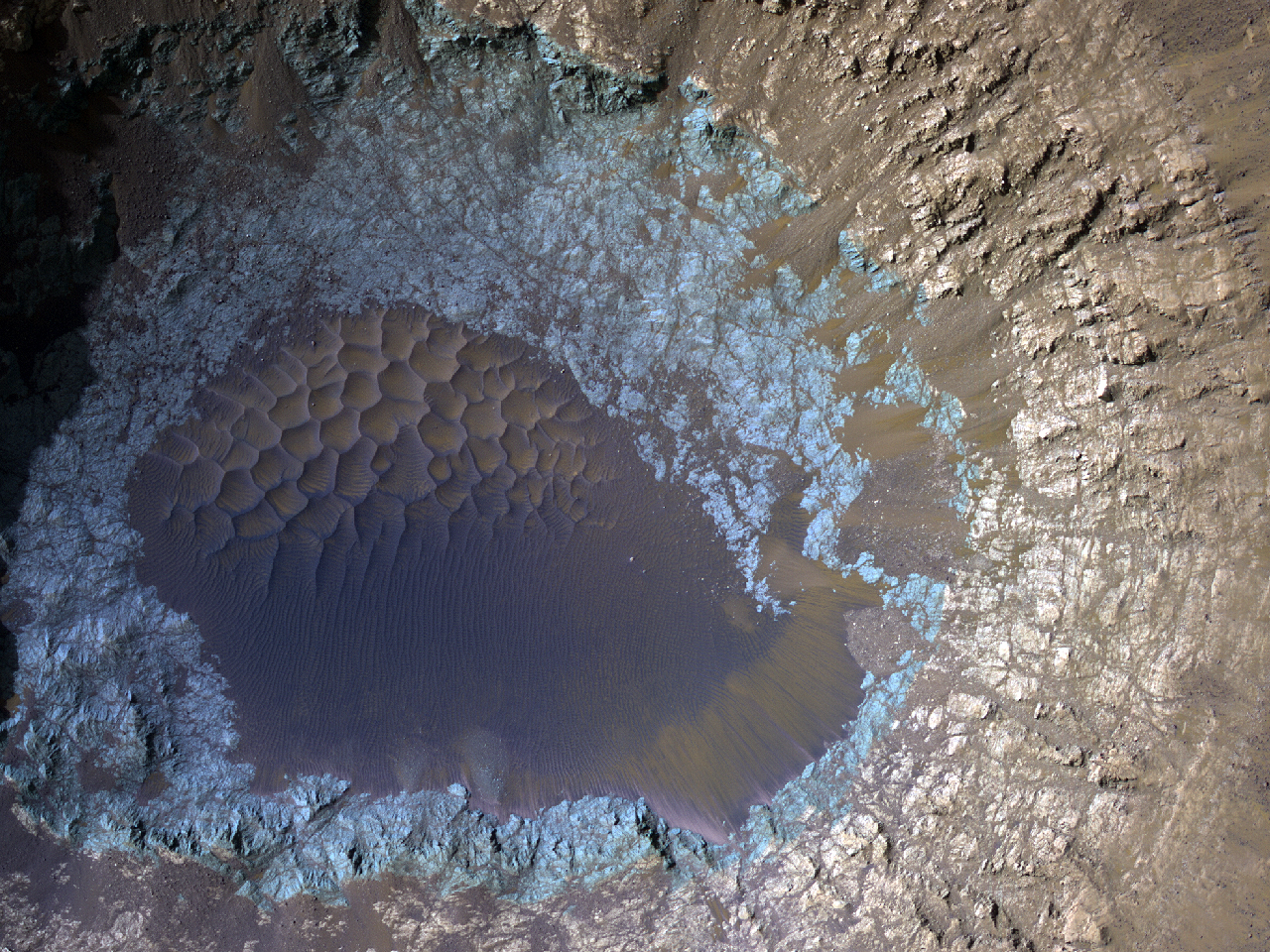 Çarpma kraterinin iç bölgesinde ortaya çıkmış ana kayaç