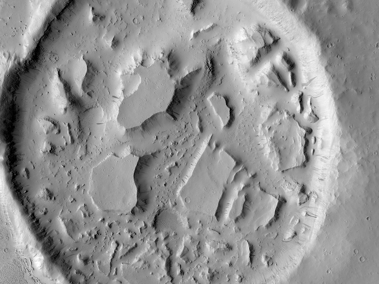 Interieur van krater met geblokte elementen in Marte Vallis