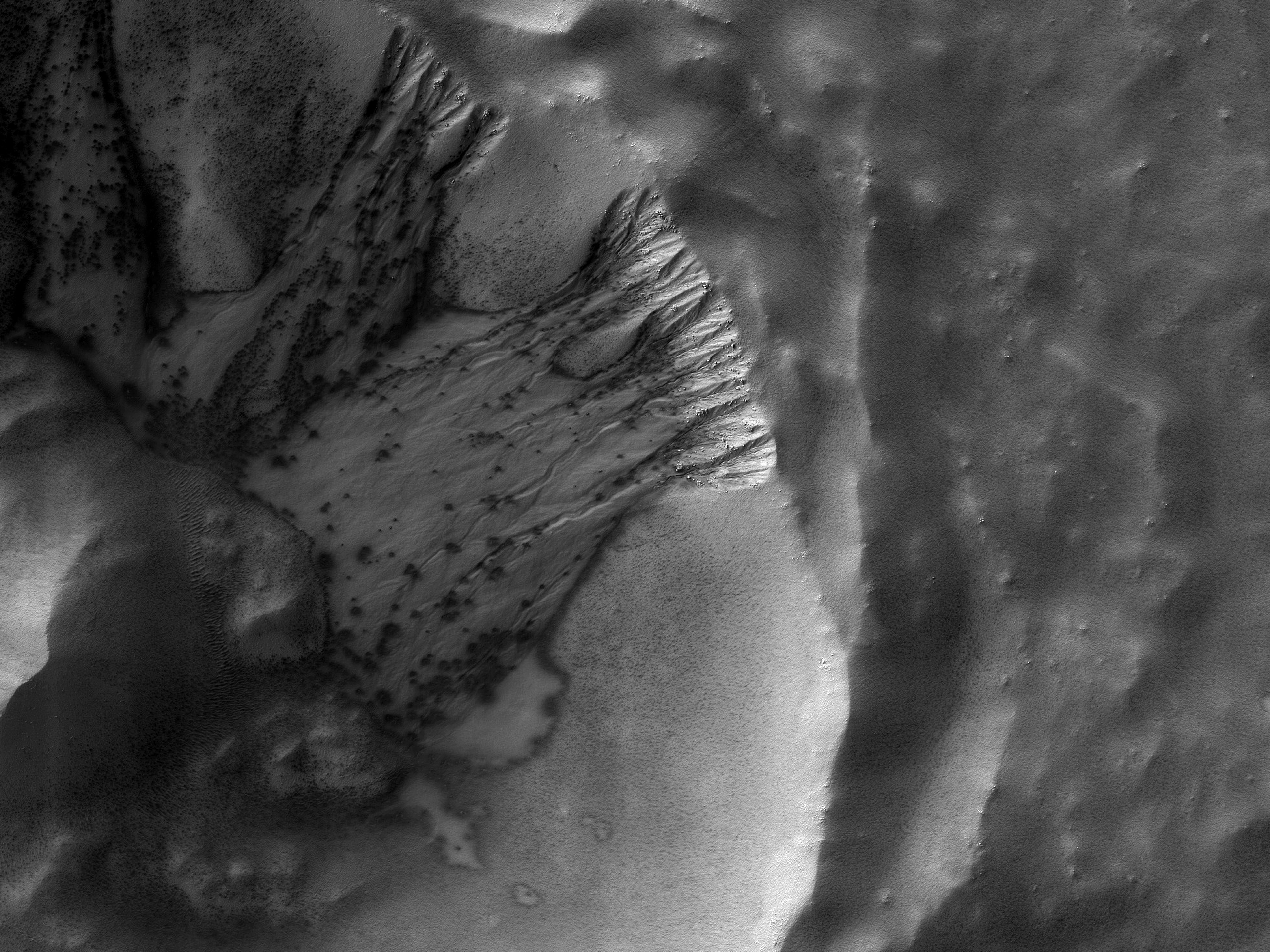在亥维赛陨石坑发现冲沟 (Heaviside Crater)