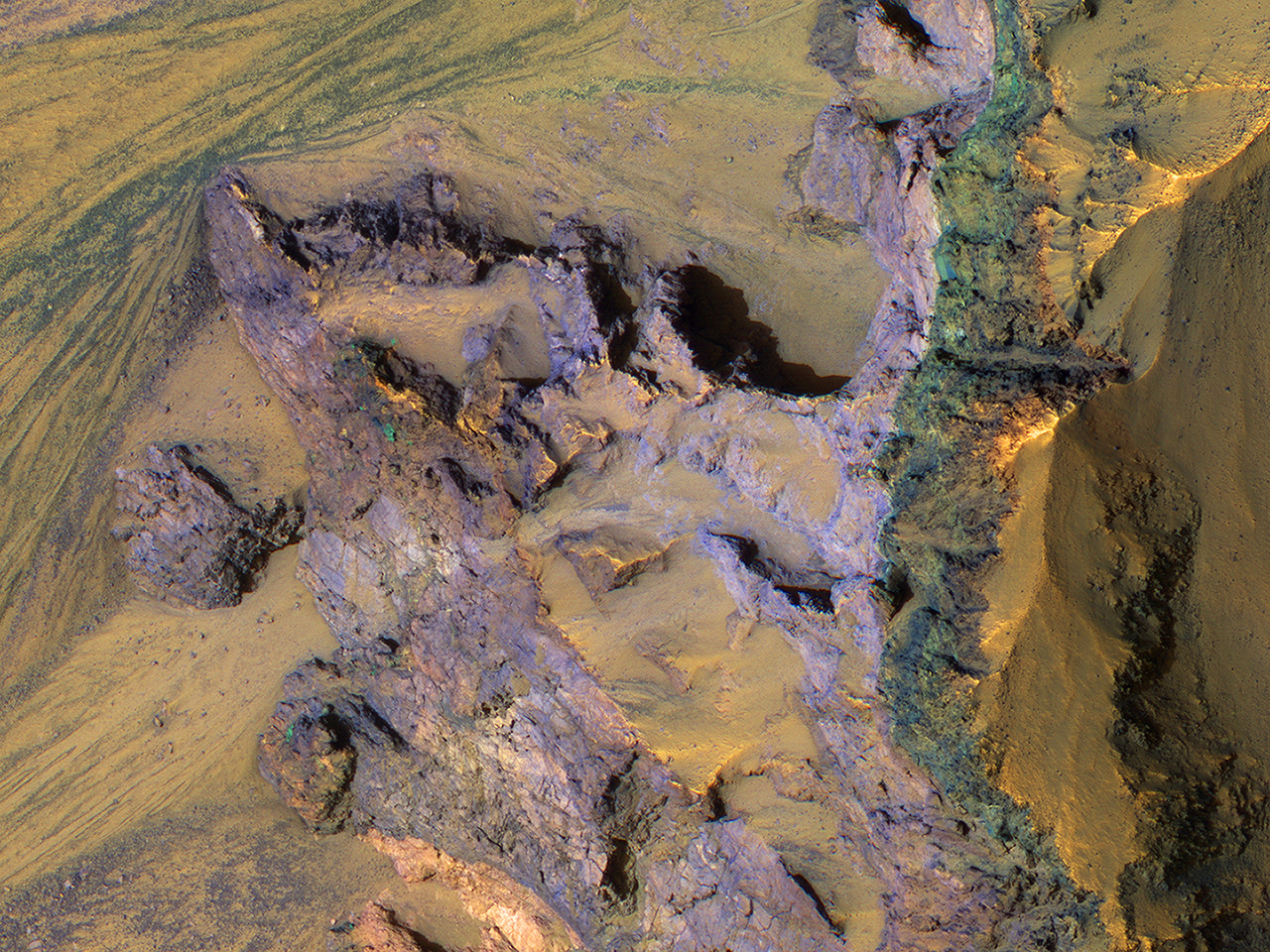 Esposizione di un substrato roccioso colorato in una scarpata franata