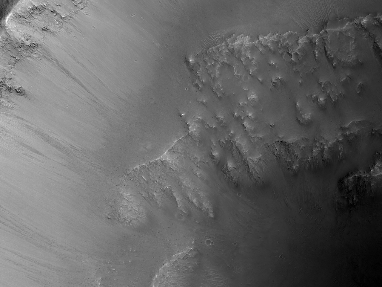 Cratera de impacto expondo camadas do leito rochoso 