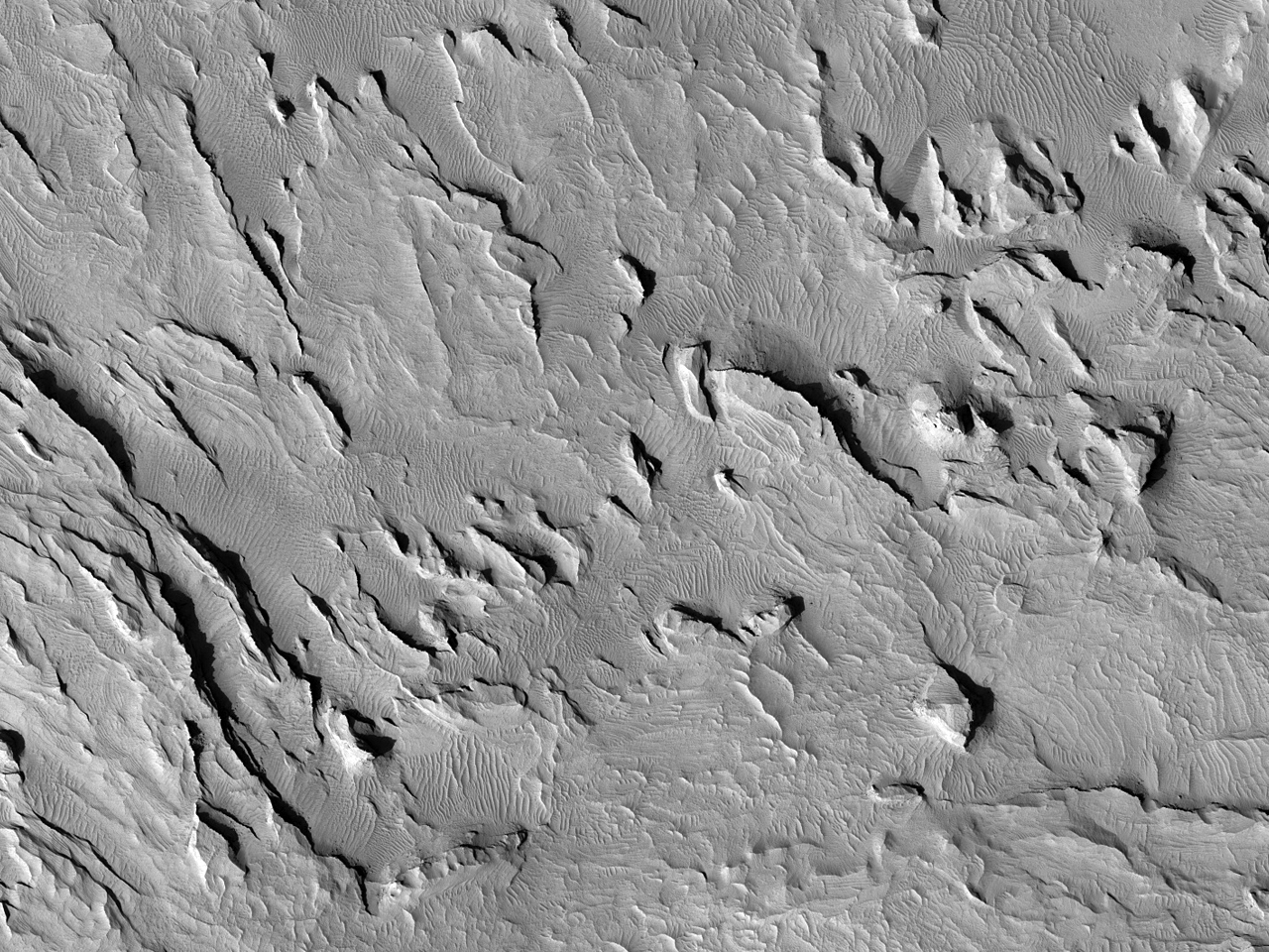 Depositi sul fondo di un cratere in Terra Sabaea
