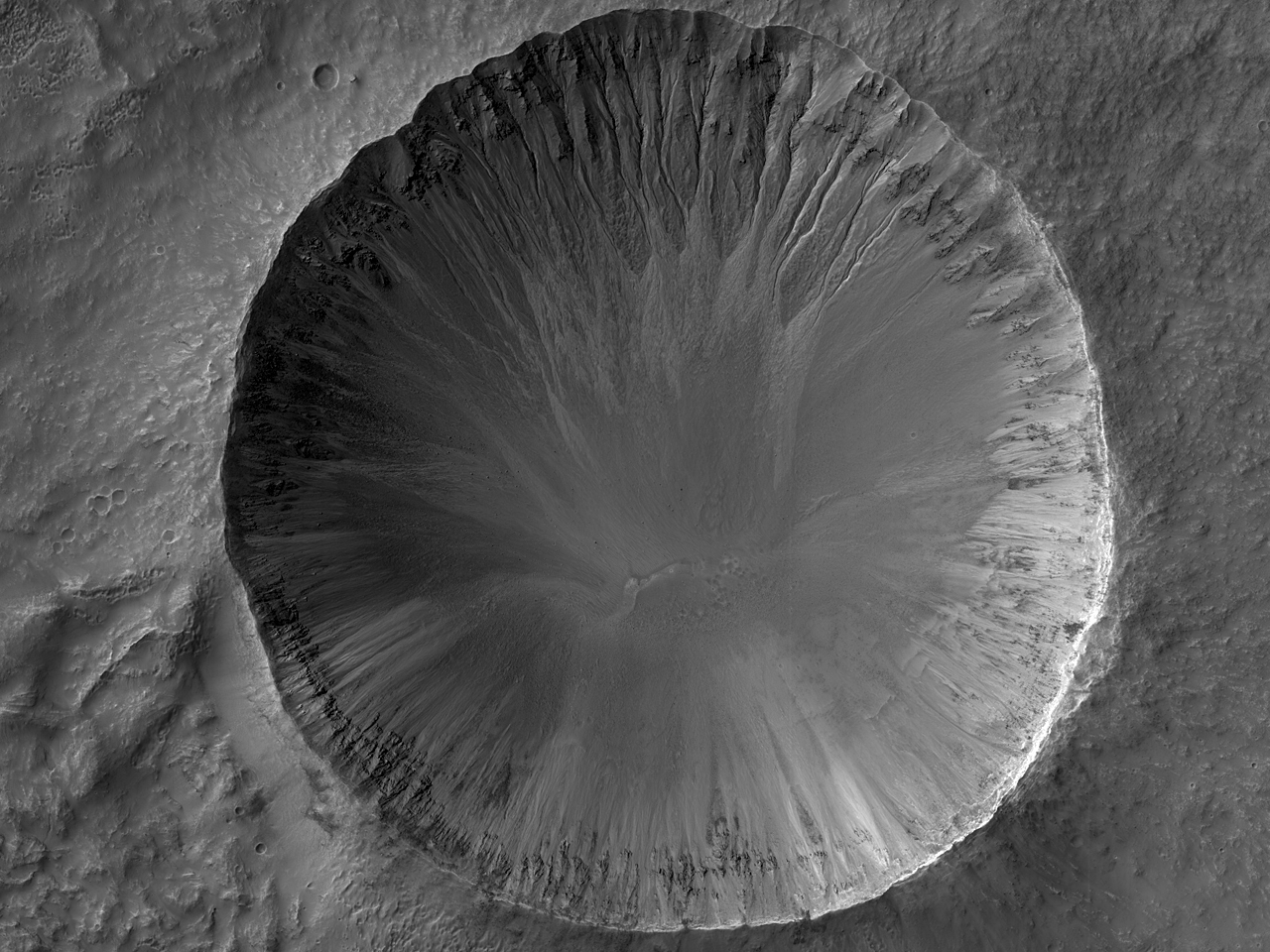 Небольшой кратер с оврагами