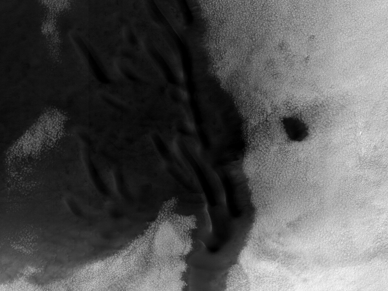 Septentrionalis procul abaequatore congesta cautis cum stratis depositis faecosisque in imo cratere