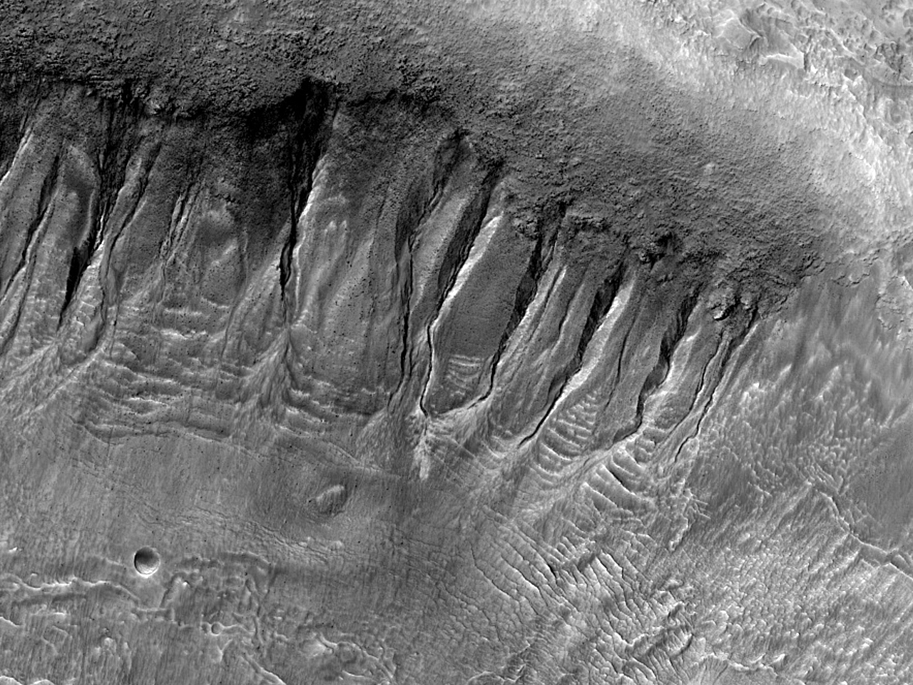 Овраги и интересный рельеф на дне кратера