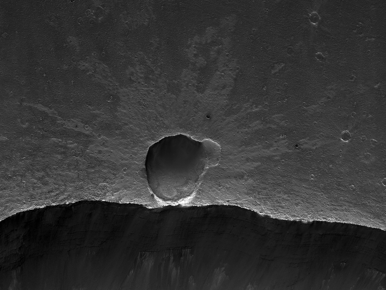 Materia stratificata sotto un cratere da impatto sulla parete di Coprates Chasma