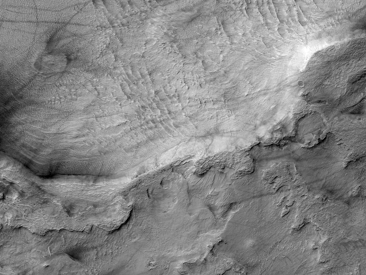 Ударный кратер на дне равнины Hellas Planitia