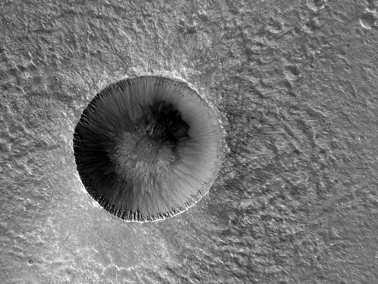Небольшой хорошо сохранившийся кратер на юг от равнины Chryse Planitia