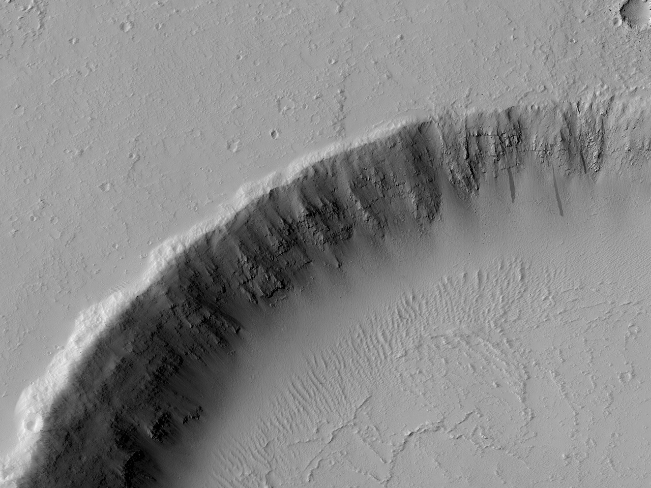Flujos de lava y el borde de un crter al sudeste de Tharsis Tholus