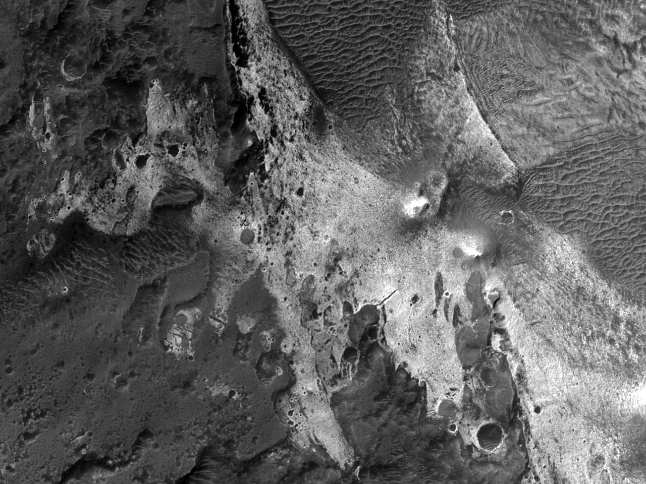 Világos lerakódások a Melas Chasma északkeleti részének aljzatán