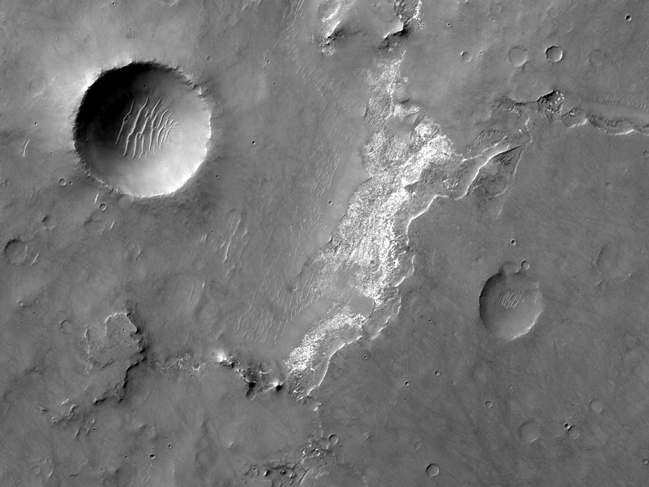 Material claro exposto na Cratera Bakhuysen