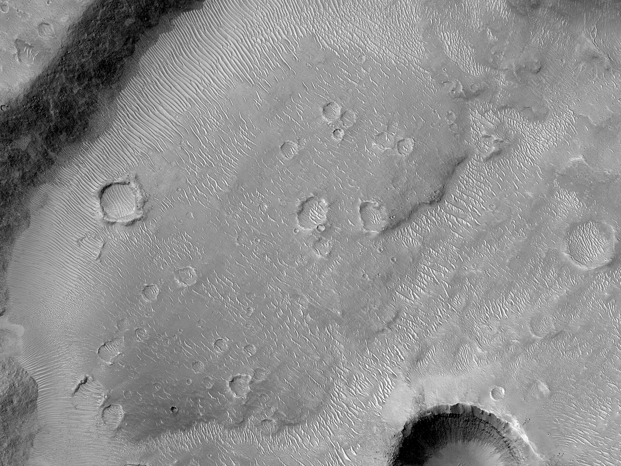 Cratera cheia de material ejetado