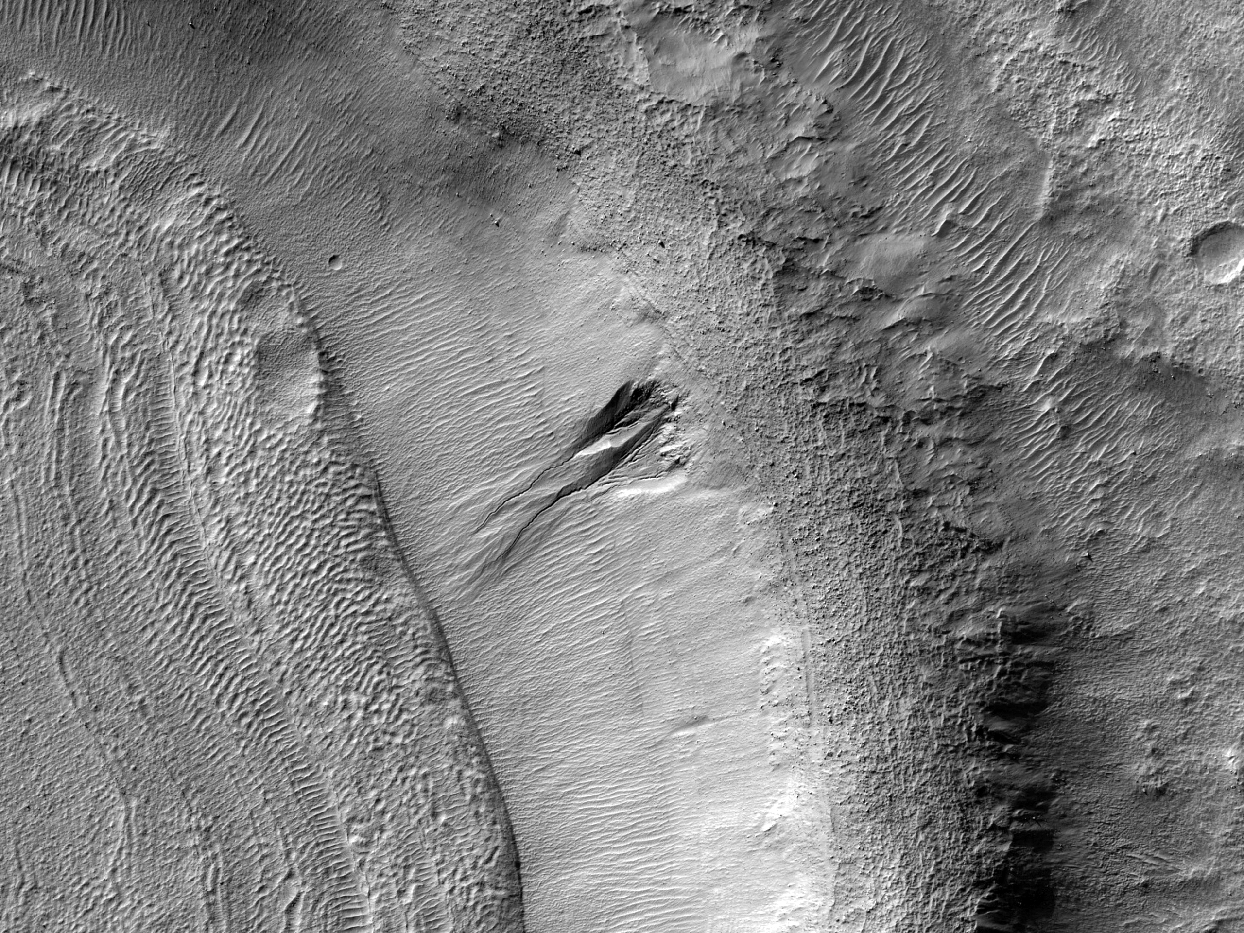 Τα τοιχώματα ενός κρατήρα στο εσωτερικό του κρατήρα Arrhenius