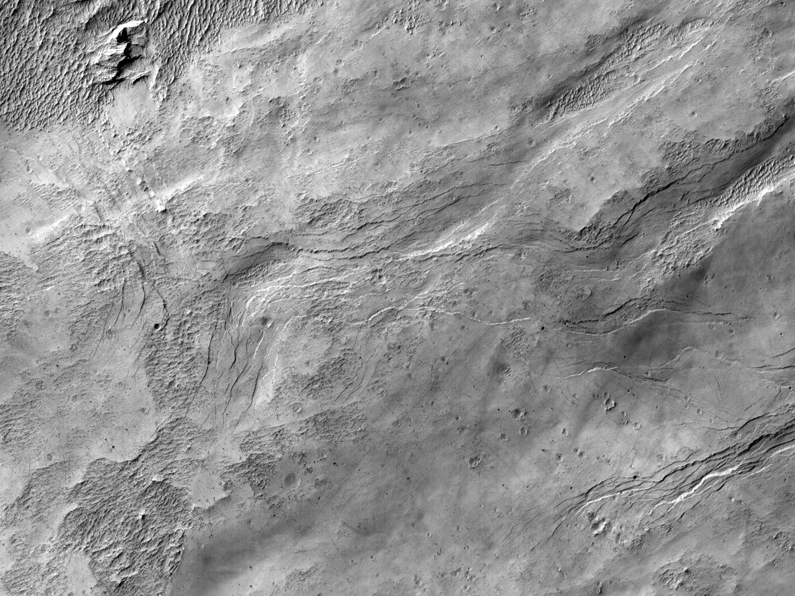 Faŭlta kaj plurtavola roko en kratero oriente de Schiaparelli Kratero