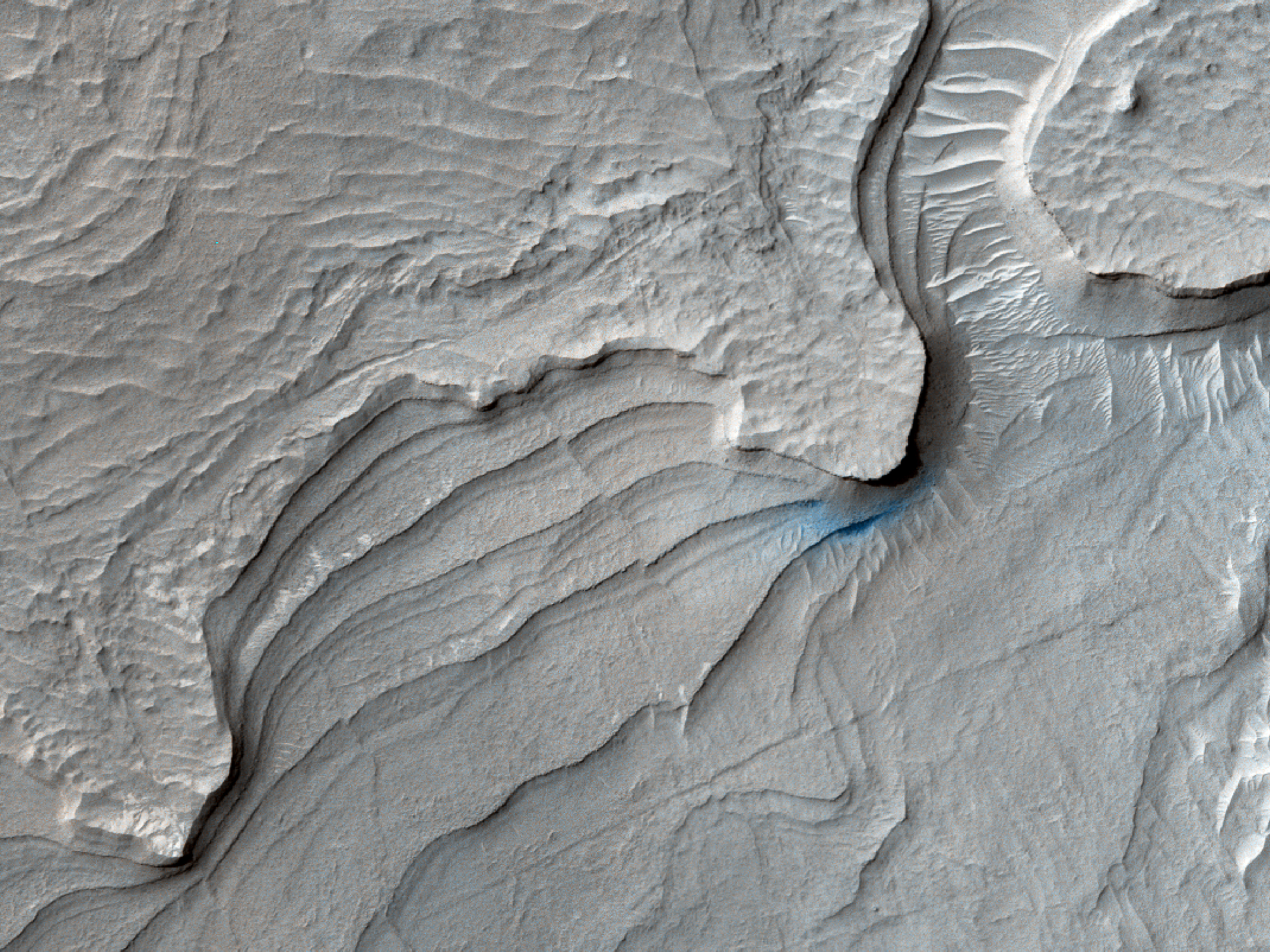 Sedimentaj tavoloj en kratero en Arabia Terra