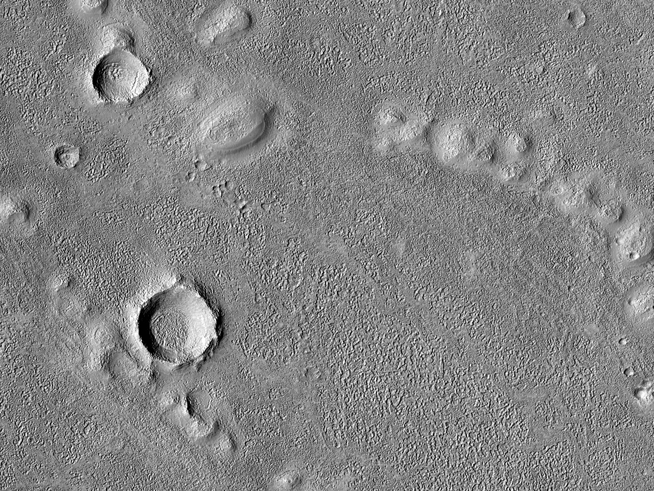 Kráterek és kisebb dombok az Astapus Colles területén