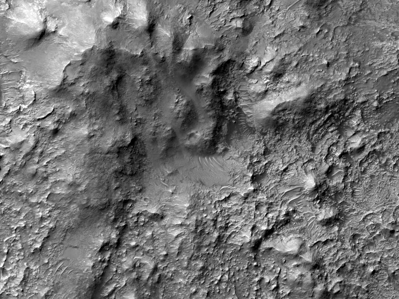 Elevao central de uma grande cratera de impacto
