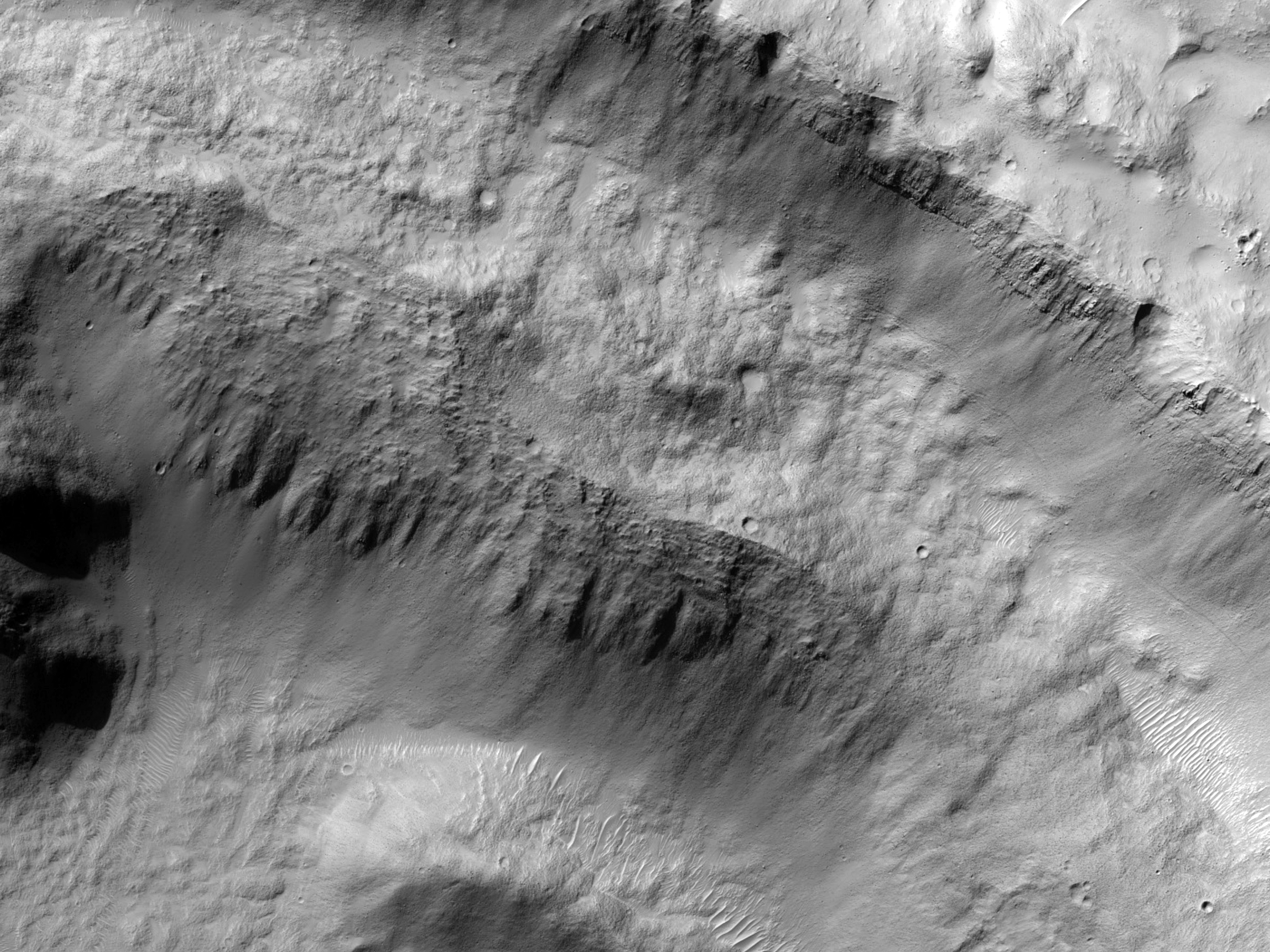 Metade oriental de uma cratera de impacto bem preservada