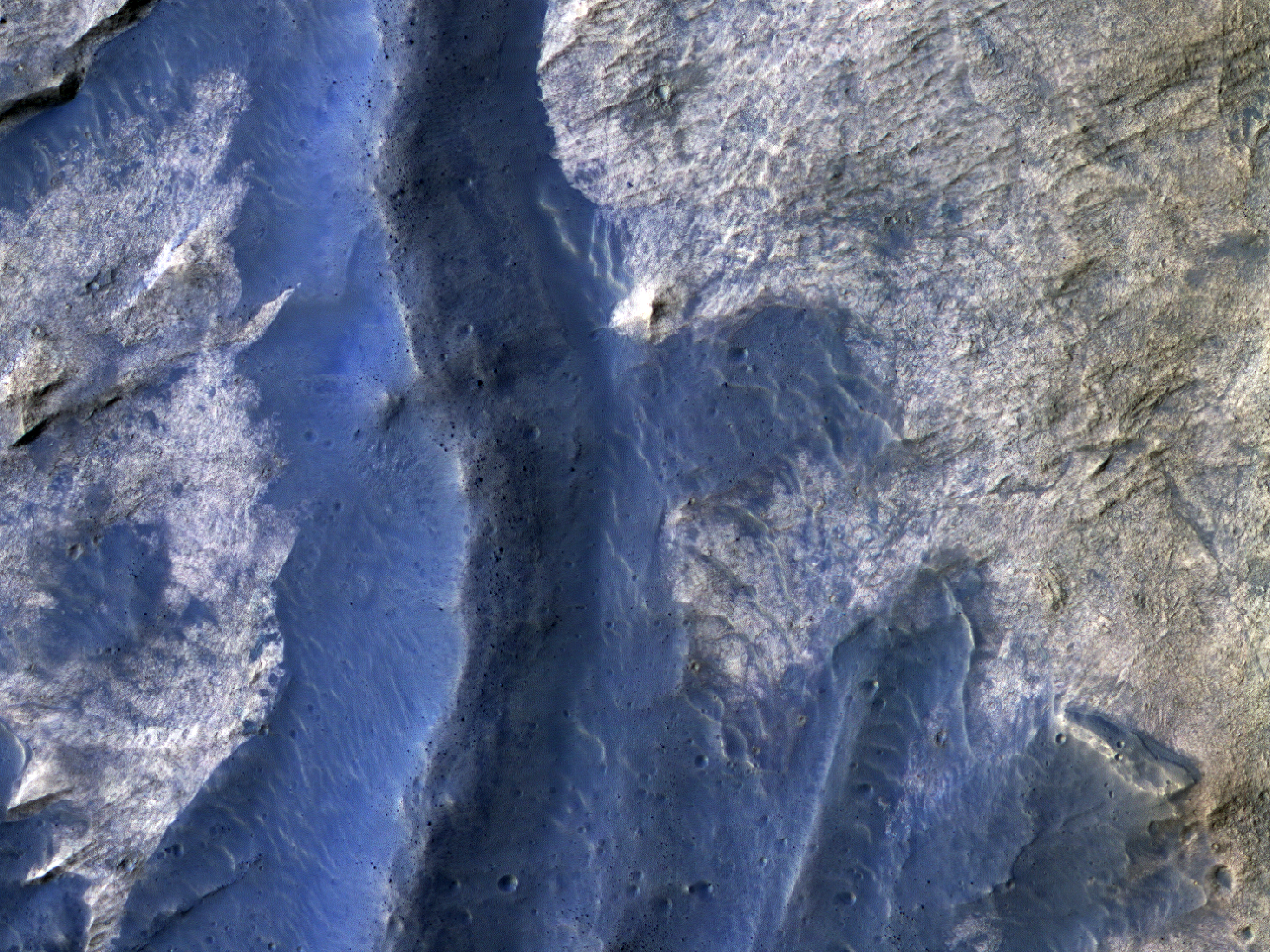 Leito rochoso em tons claros no solo de Ophir Chasma