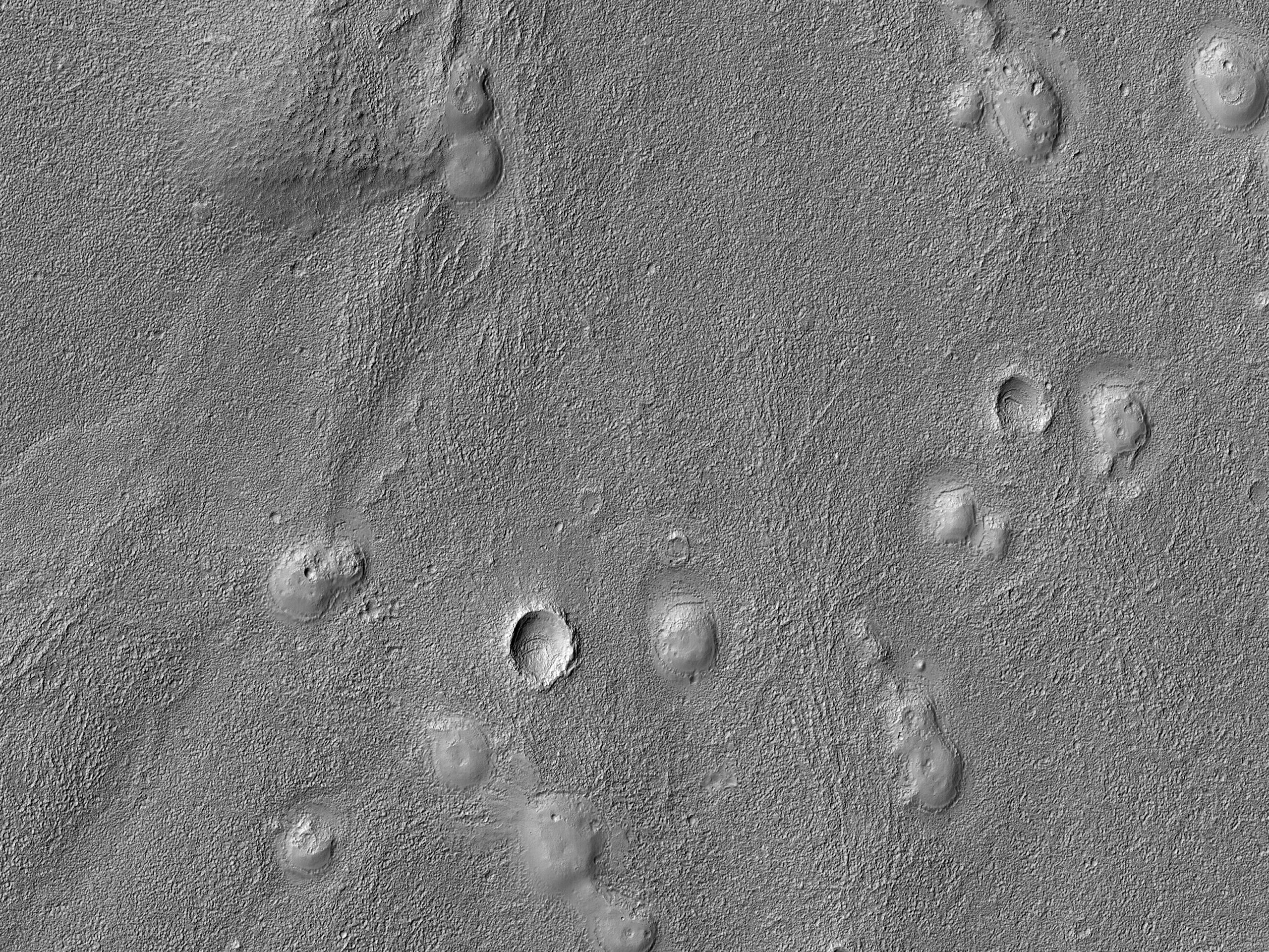 زنجیر تپه ها در «یوتوپیا پلانیتیا» (Utopia Planitia)