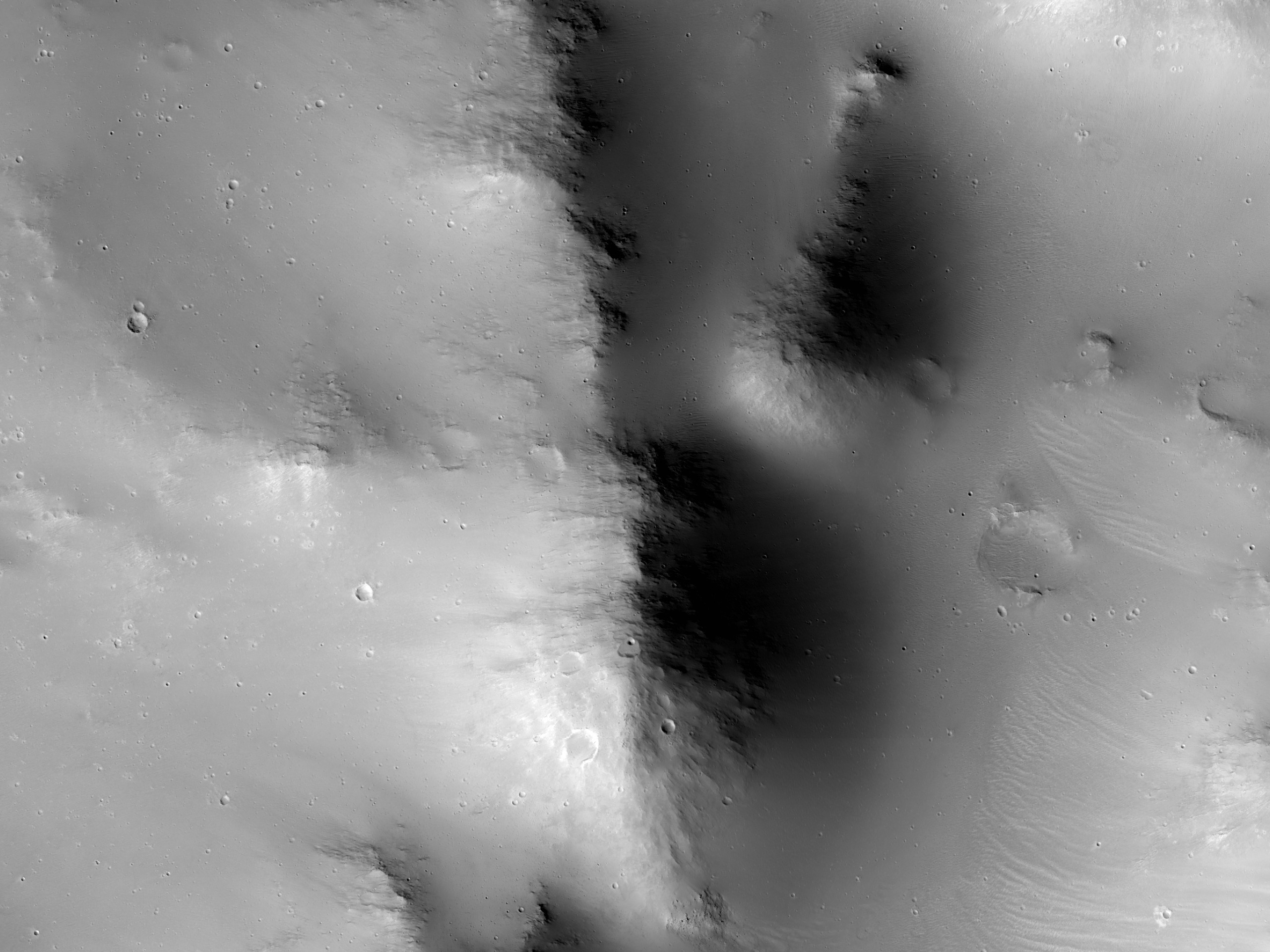 Kanten av et stort nedslitt krater