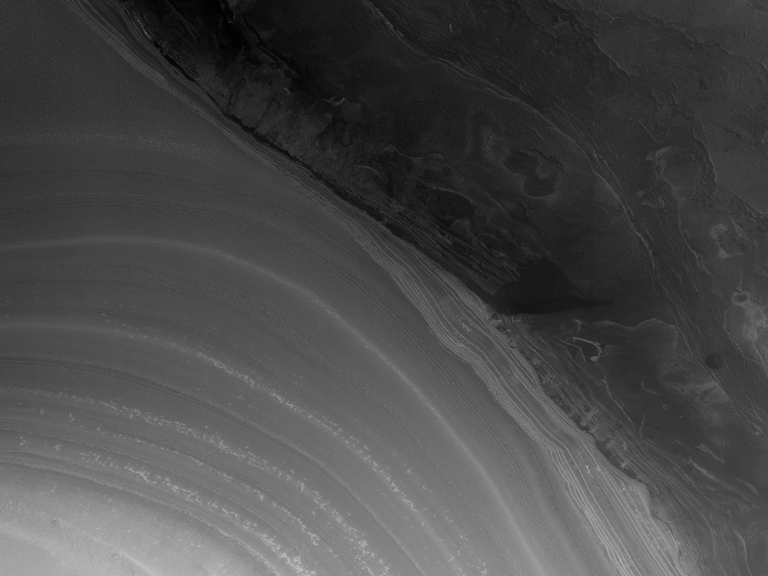 Meredek letörés a réteges lerakódások peremén a Mars északi sarkán
