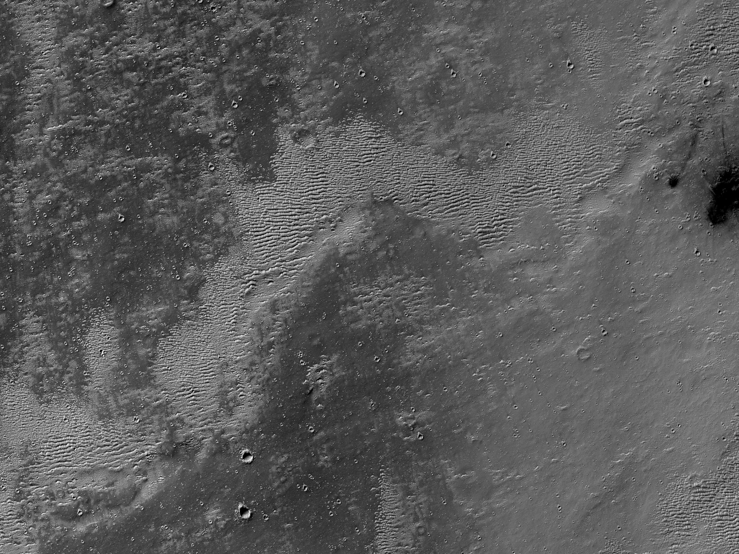 Lyse dyner øst for Echus Chasma