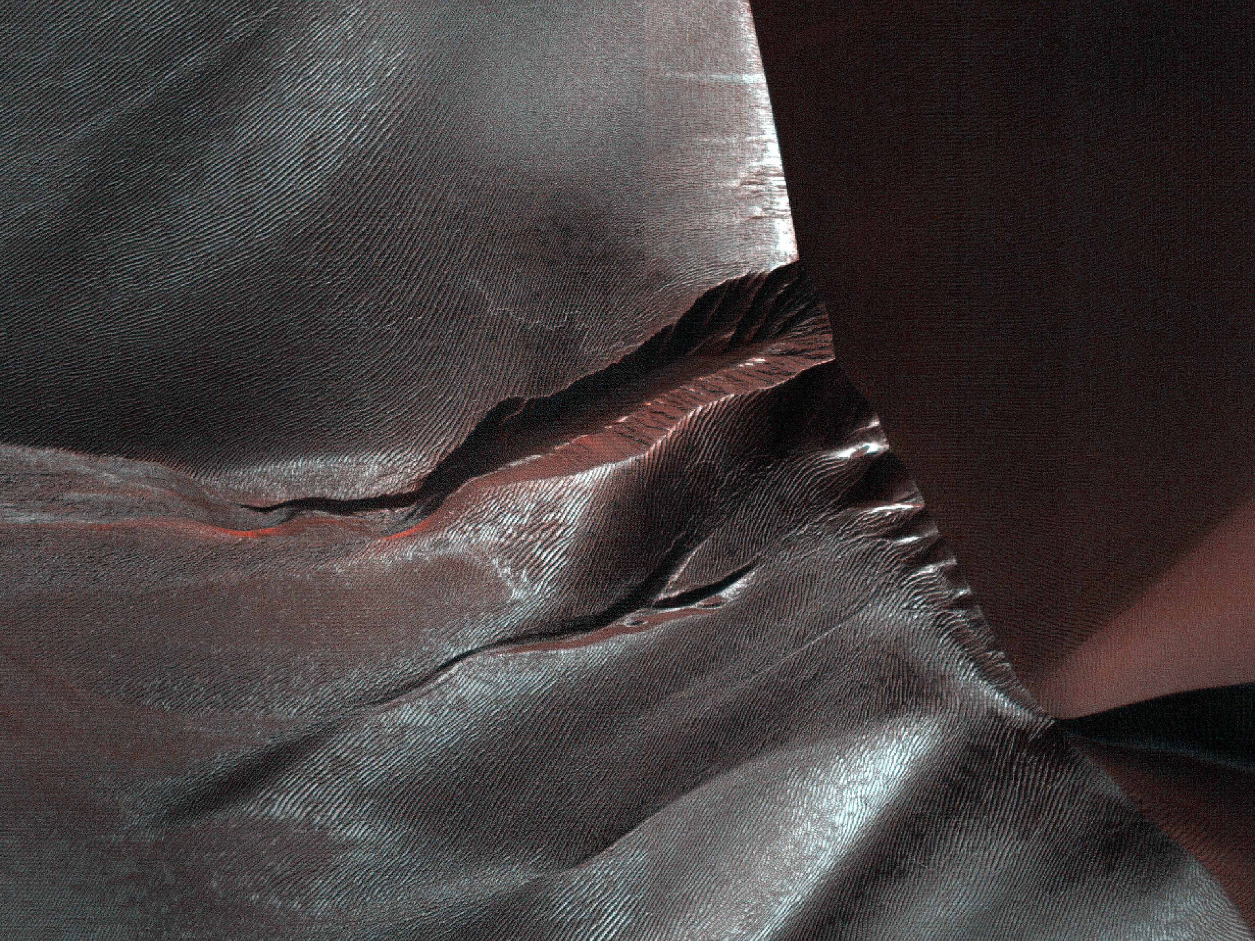 Fossae supra colles harenosos in Matara Cratere
