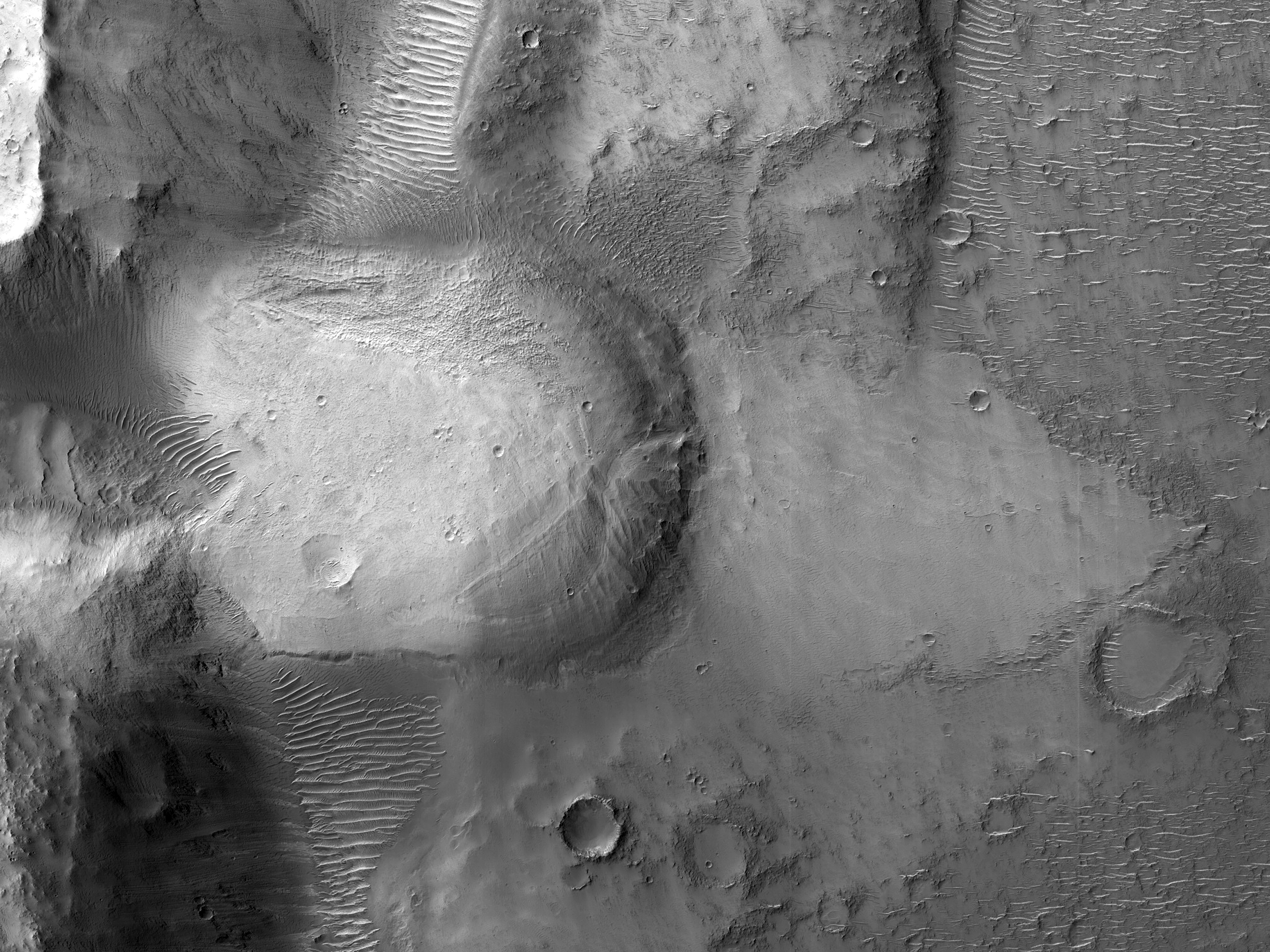Kisméretű lebenyes kő képődmény egy kráter falán az Arabia Terra északi területén 