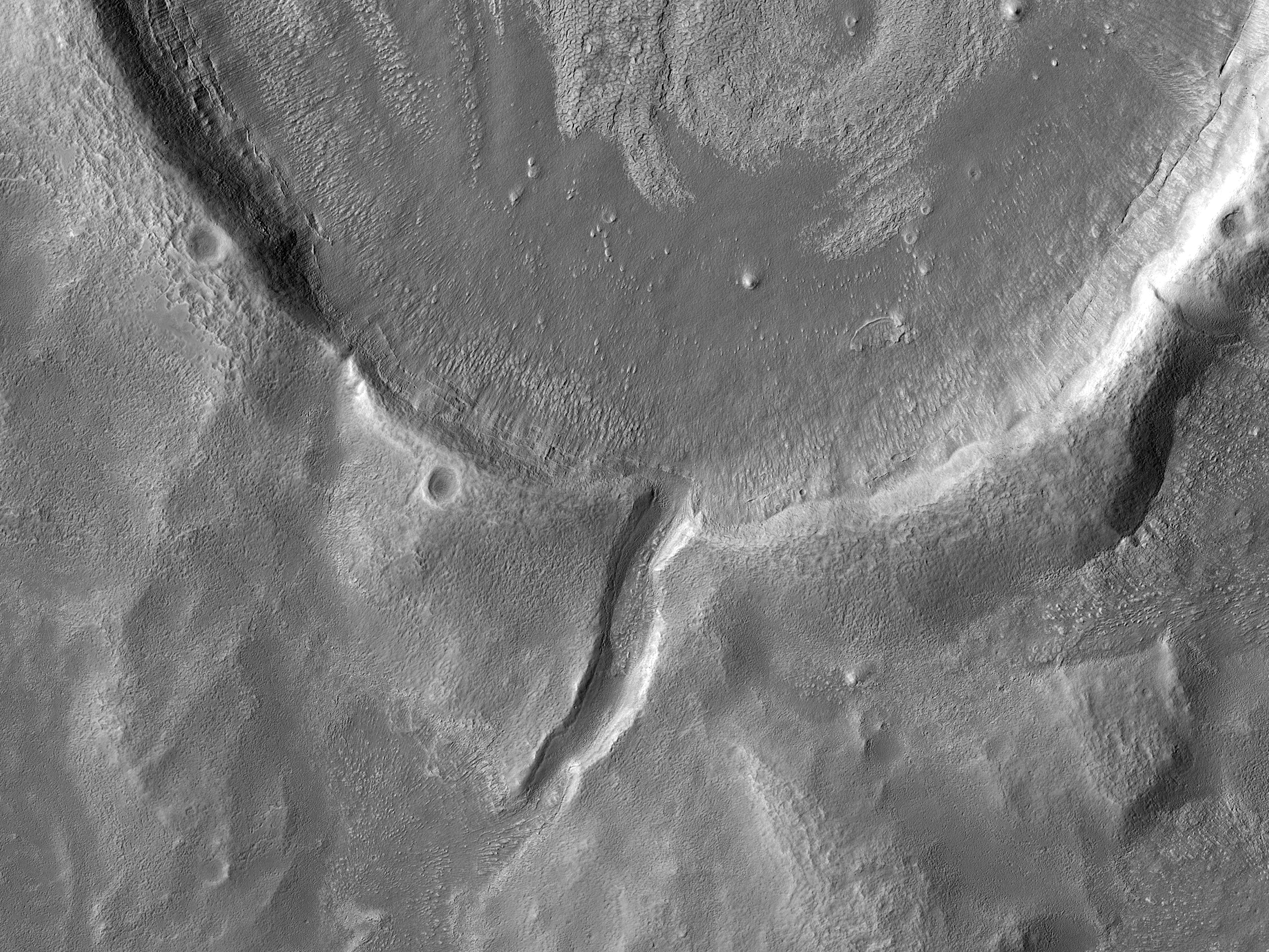 Egy jó állapotban megmaradt kráter falának kilépő csatornája