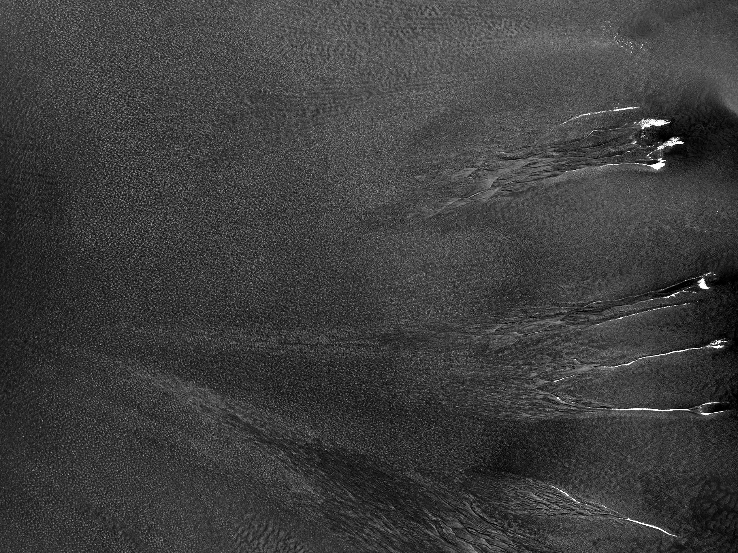 Szezonális fagyok jelei egy becsapódási kráter belsejében