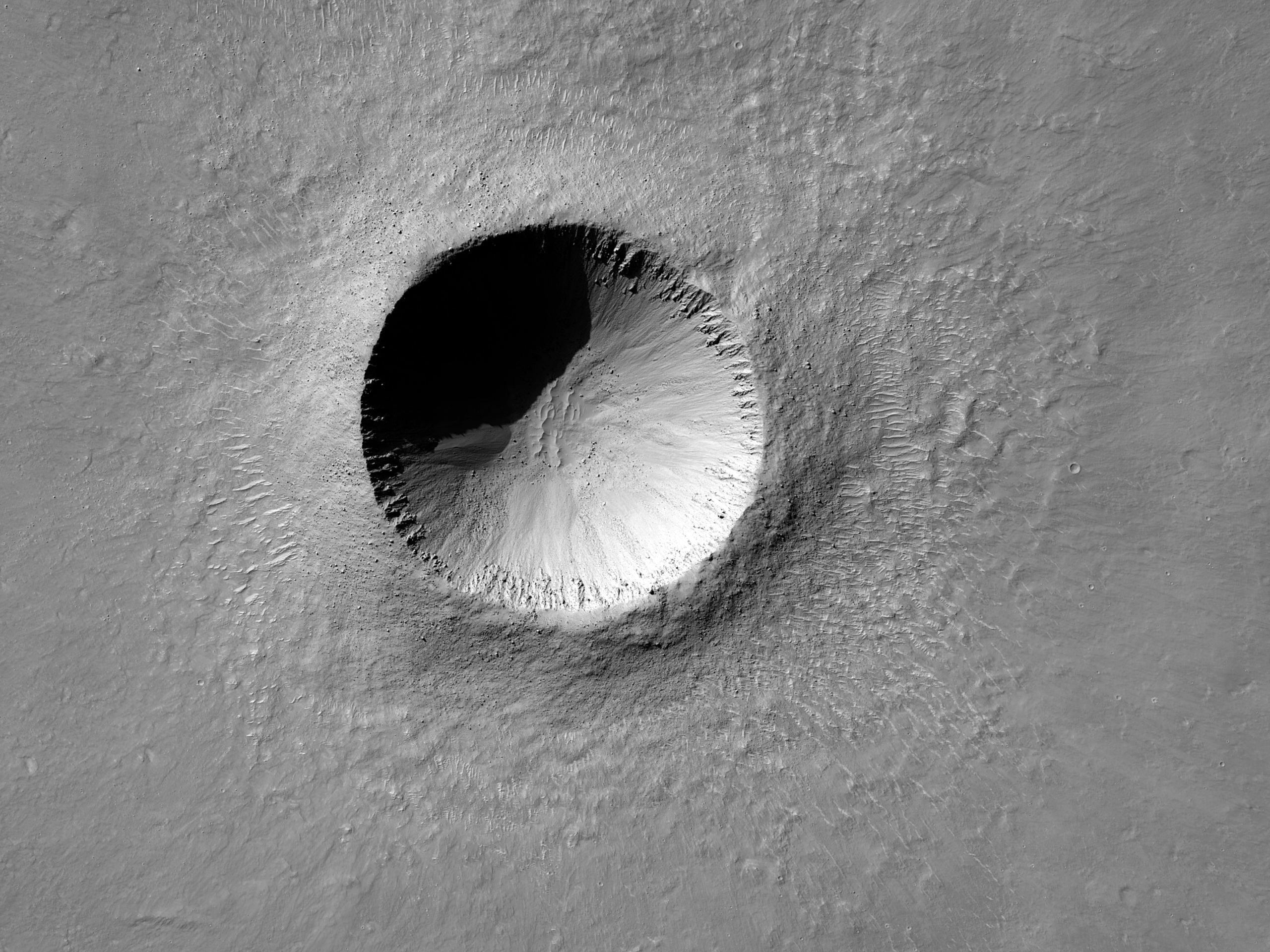 Uma nova cratera de 2 km perto da Cratera Gusev