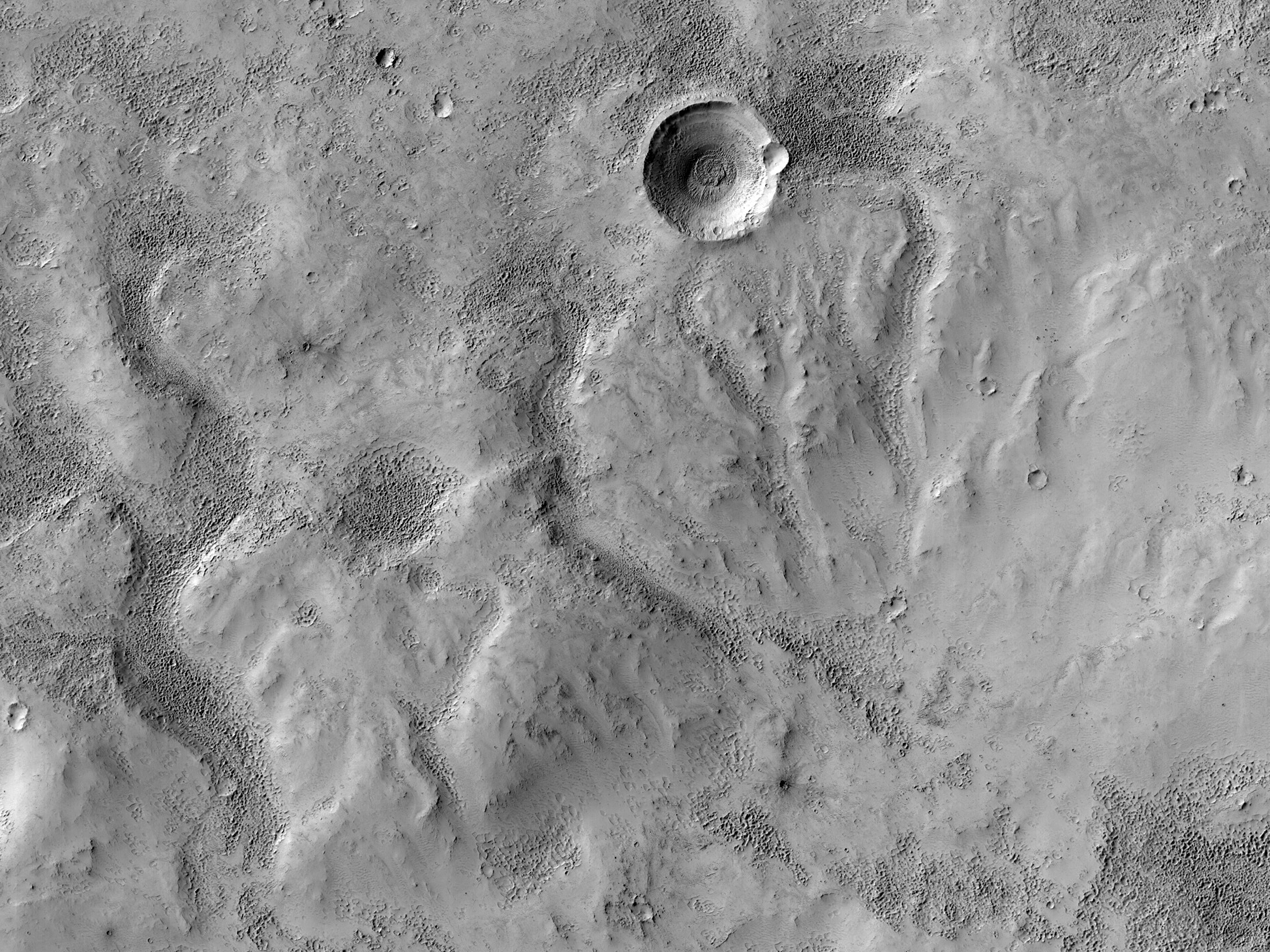 Csatornák egy becsapódási kráter közelében az Arabia Terra területén