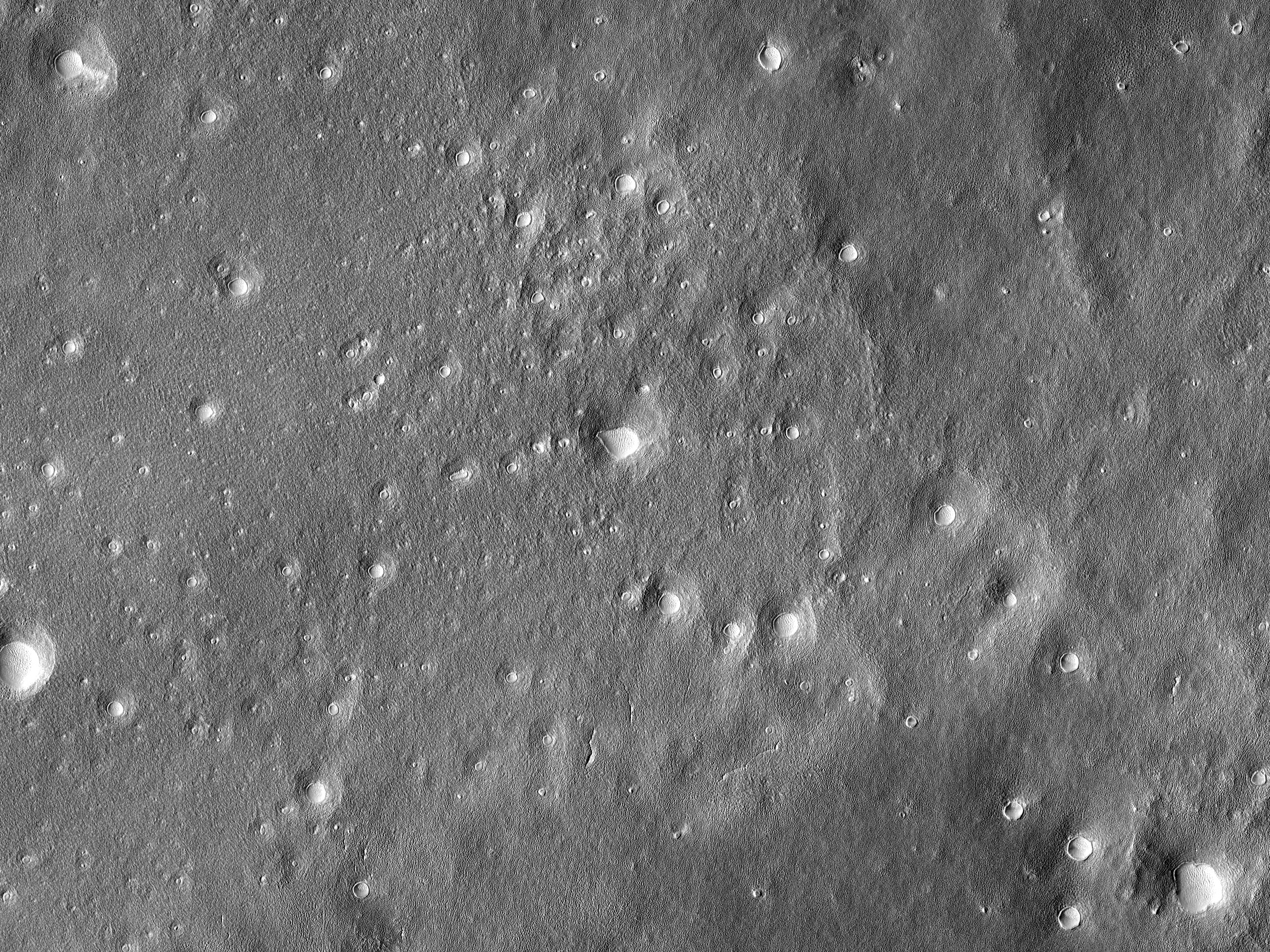 Kiterjedt kráterek és kisebb dombok az északi síkságokon