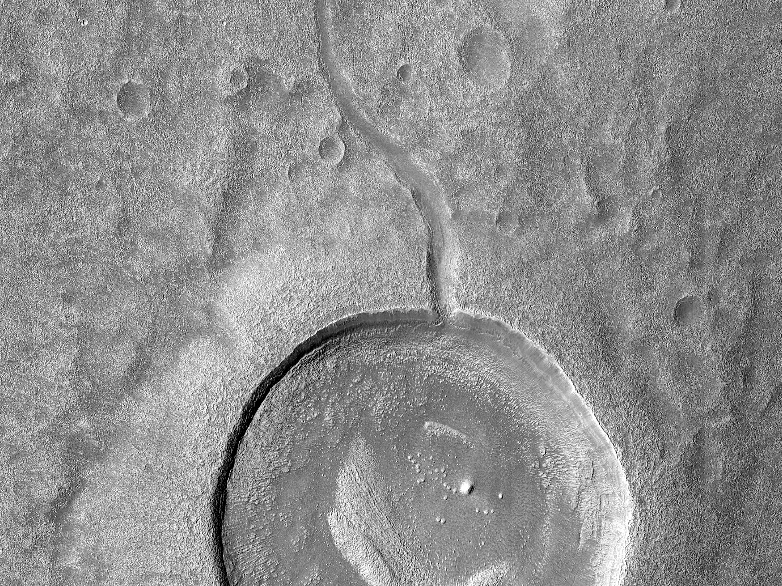Bretxa de sortida en cràter ben conservat
