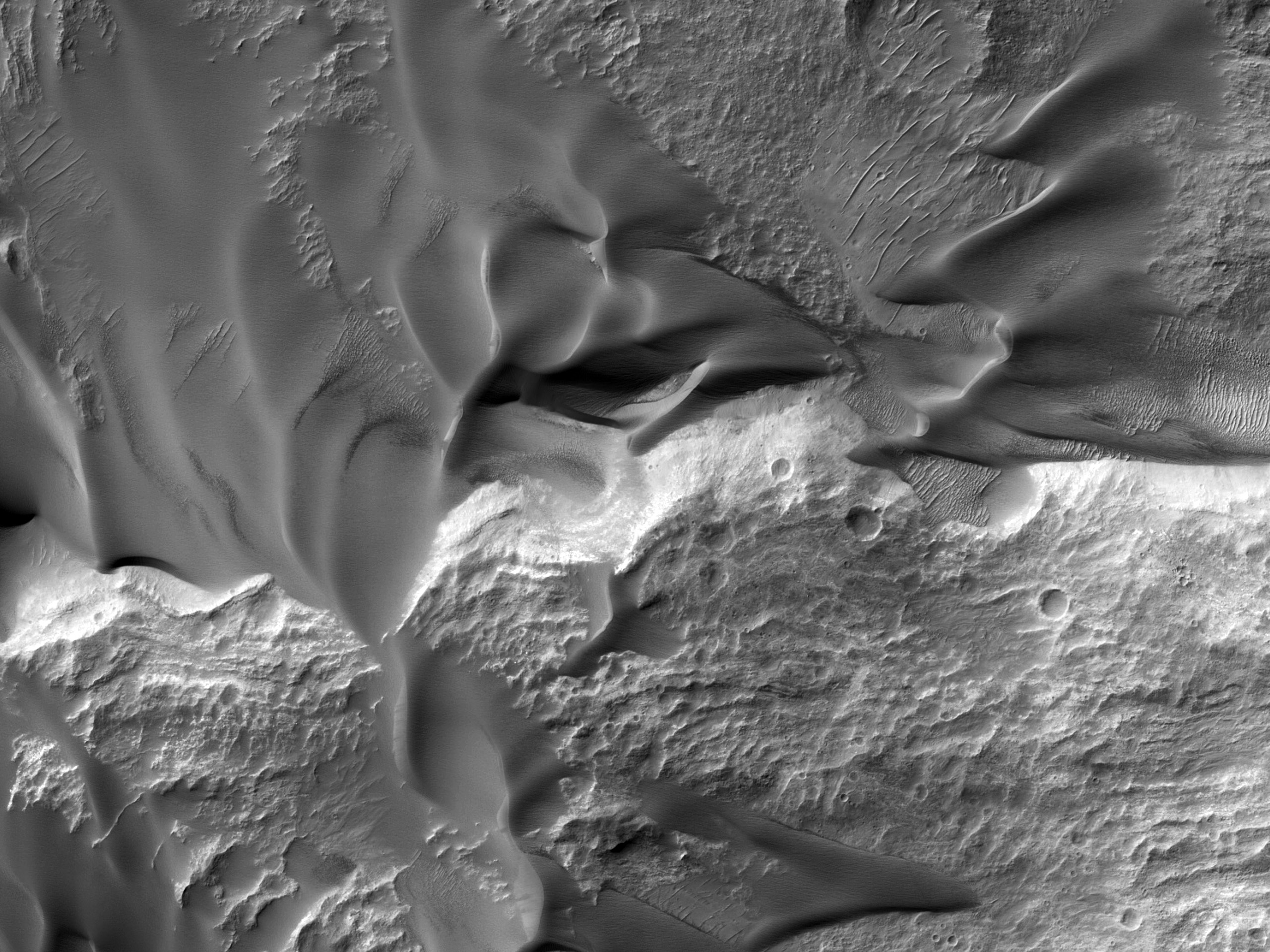 Sötét dűnék megfigyelése a Valles Marinerisben