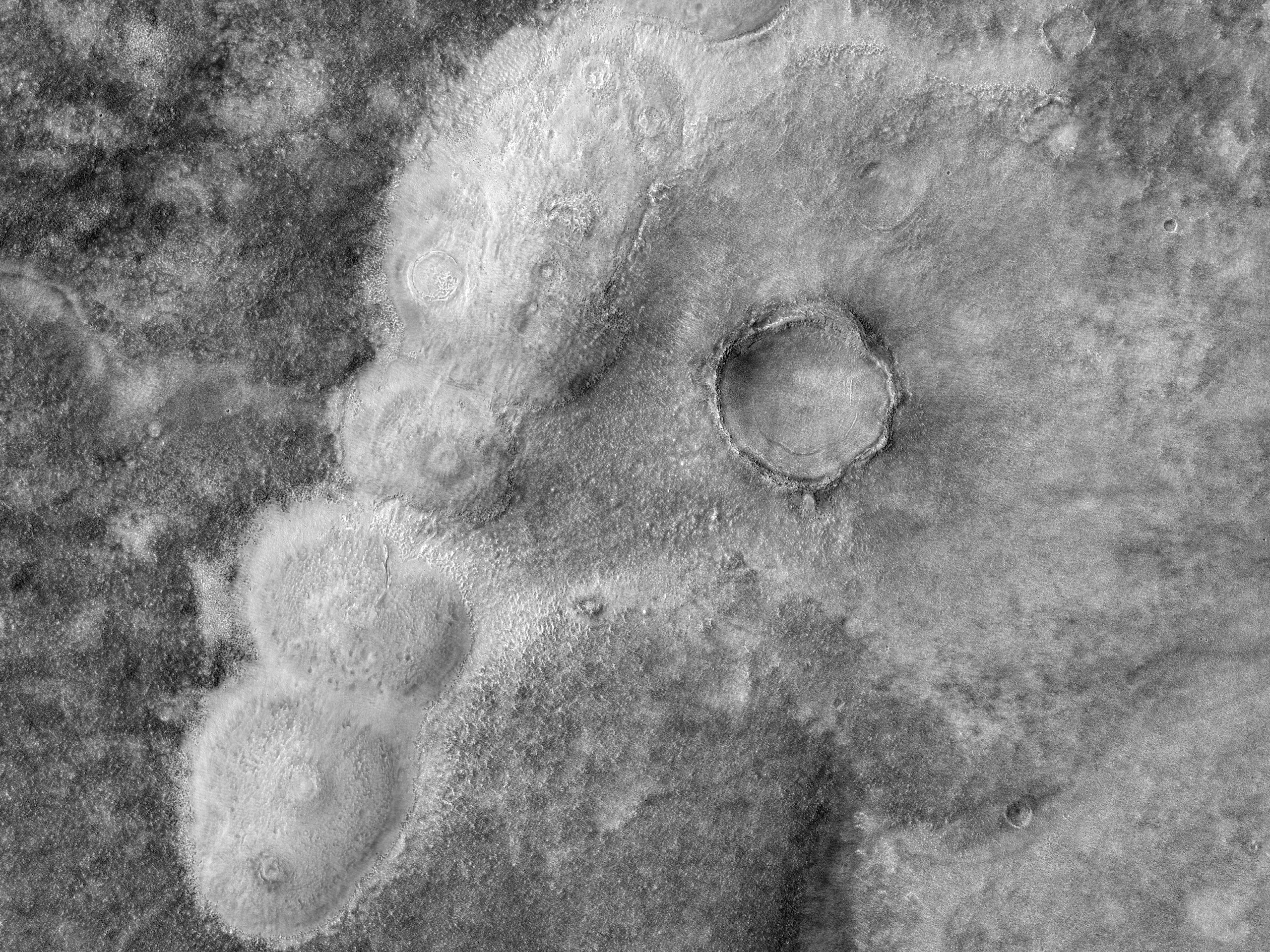 Rhes o Dwmpathau yn Acidalia Planitia