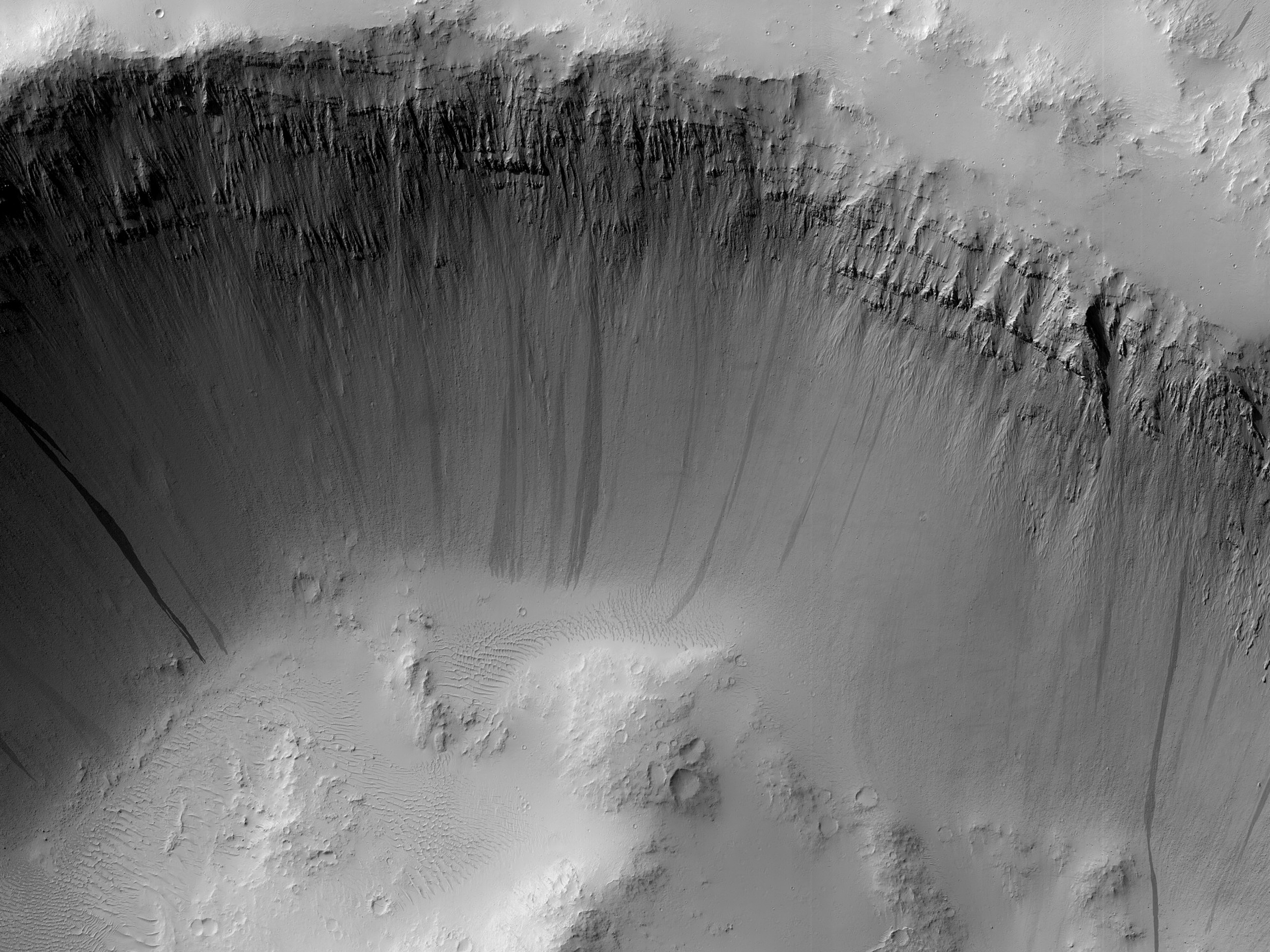 Хорошо сохранившийся ударный кратер