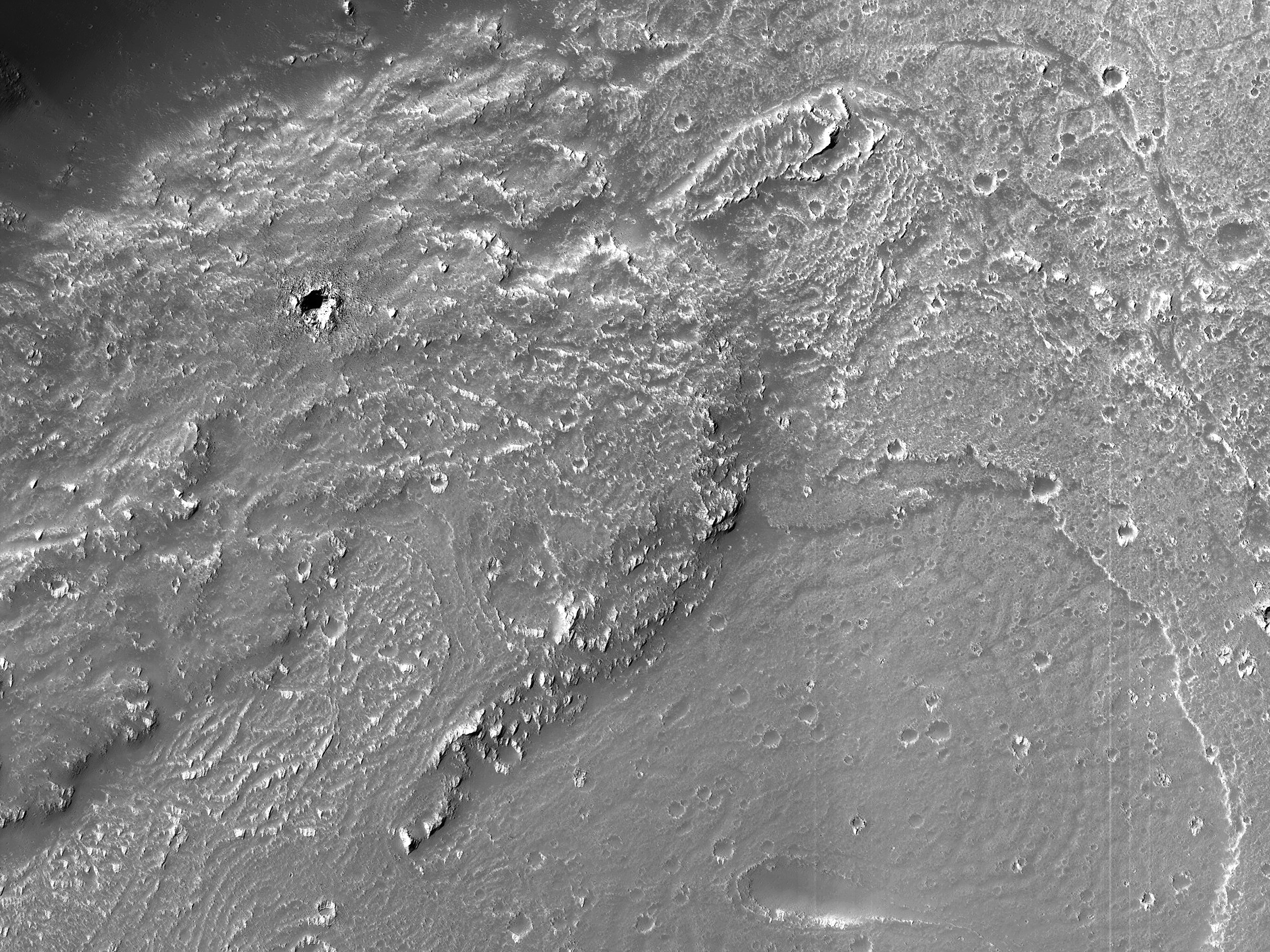 Потоки из канала, прорезающего край кратера на плато Daedalia Planum