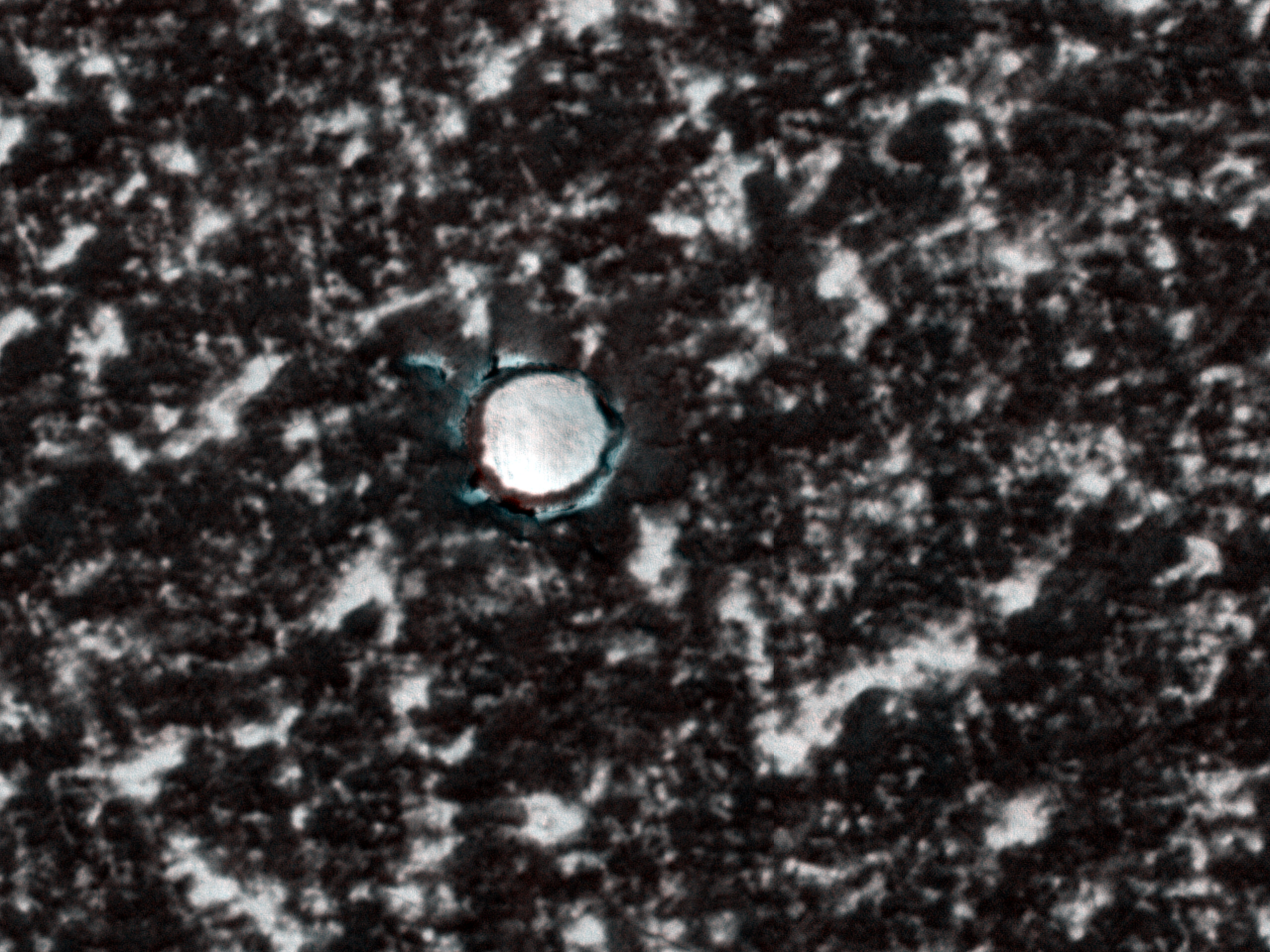 Небольшой кратер, заполненный льдом, в слоистых отложениях Северного полюса