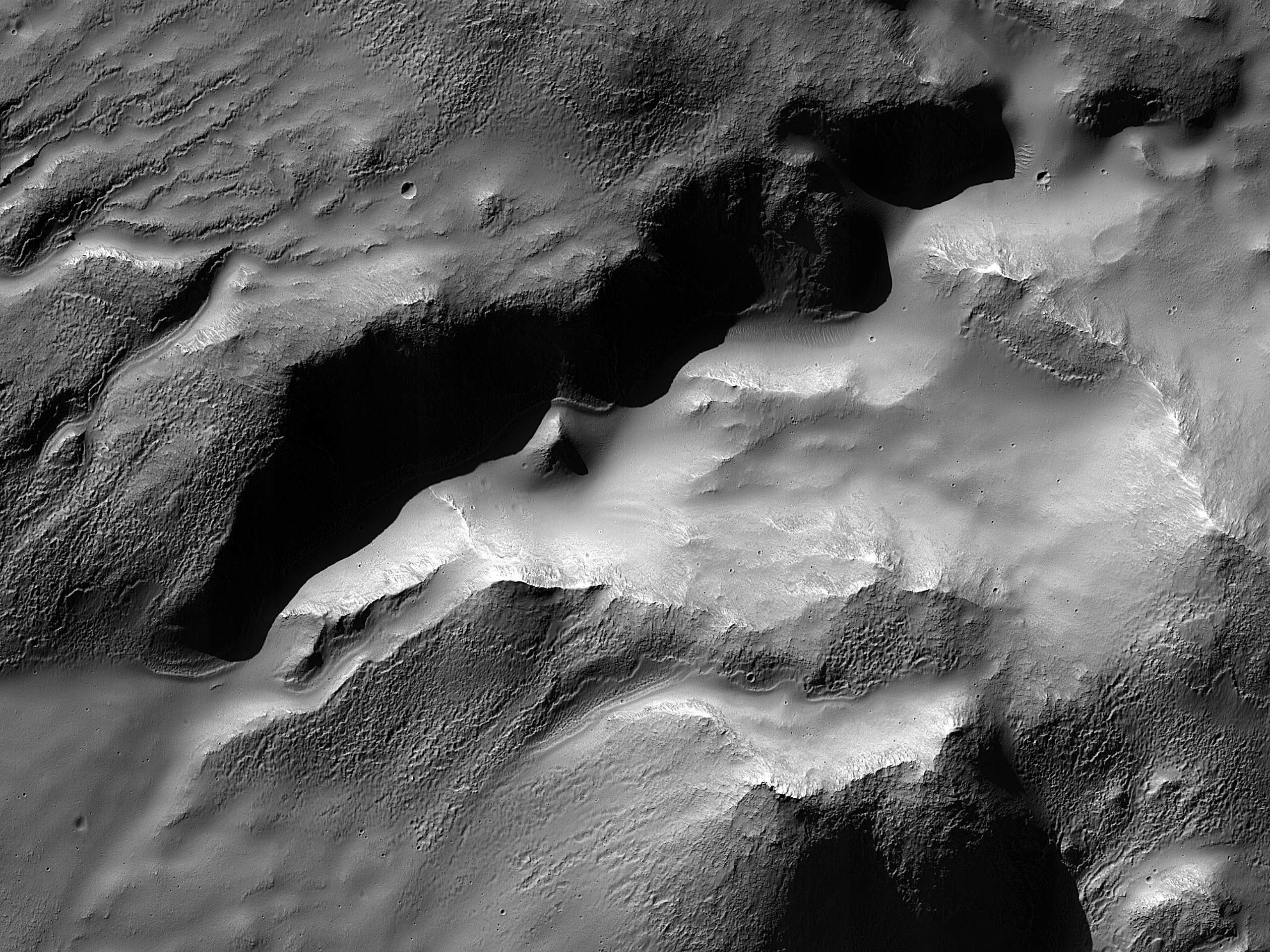 Канали на стінці ударного кратера землі Terra Cimmeria