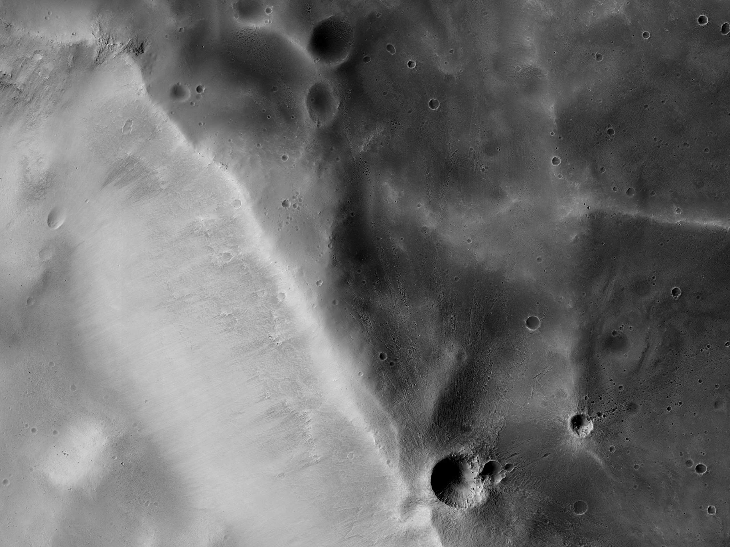 Можливі глини навколо східного краю ударного кратера