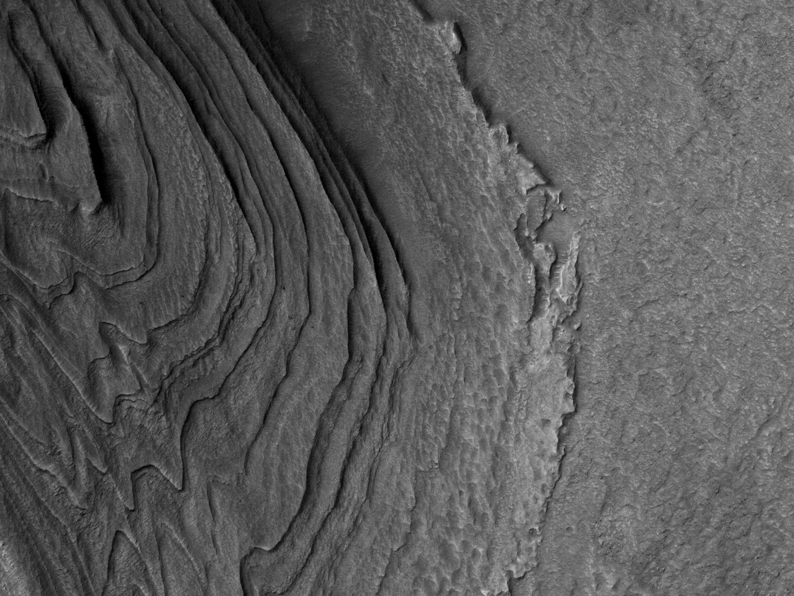 שכבות בגבעה ב-הלאס פלניטייה (Hellas Planitia)
