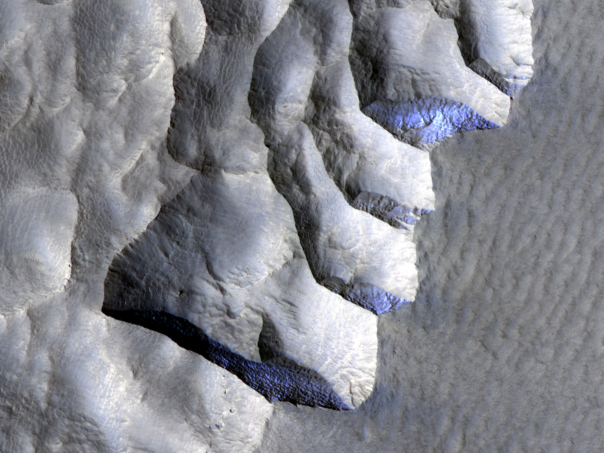 Κρημνοί με πάγους στον Άρη