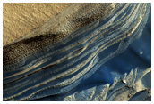 Depósitos estratificados en la escarpa de la cabecera de Chasma Boreale en el Polo Norte