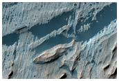 Paredes de rocas y capas de color claro en Candor Chasma 