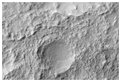 Barrancos en el pared de un cráter