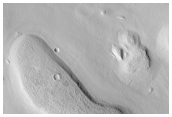Unusual Structure on Crater Rim in West Utopia Planitia 